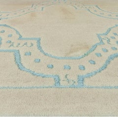 Spalierdesign mit hellblauem, gewelltem Gitter „Aqua Arc“ von Doris Leslie Blau