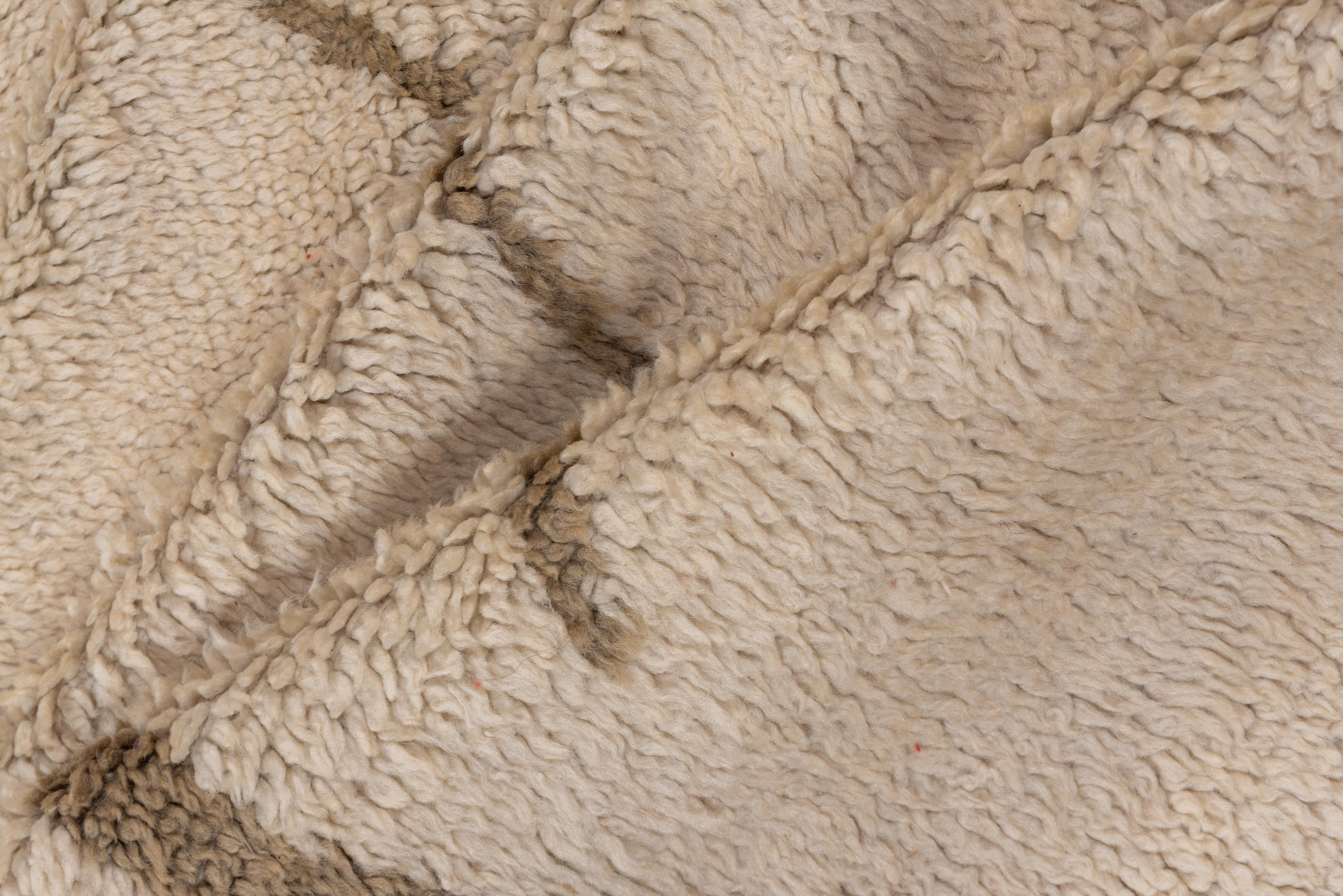 Trellis-Teppich in traditionellem diamantförmigem Muster auf elfenbeinfarbenem Feld im Zustand „Gut“ im Angebot in New York, NY