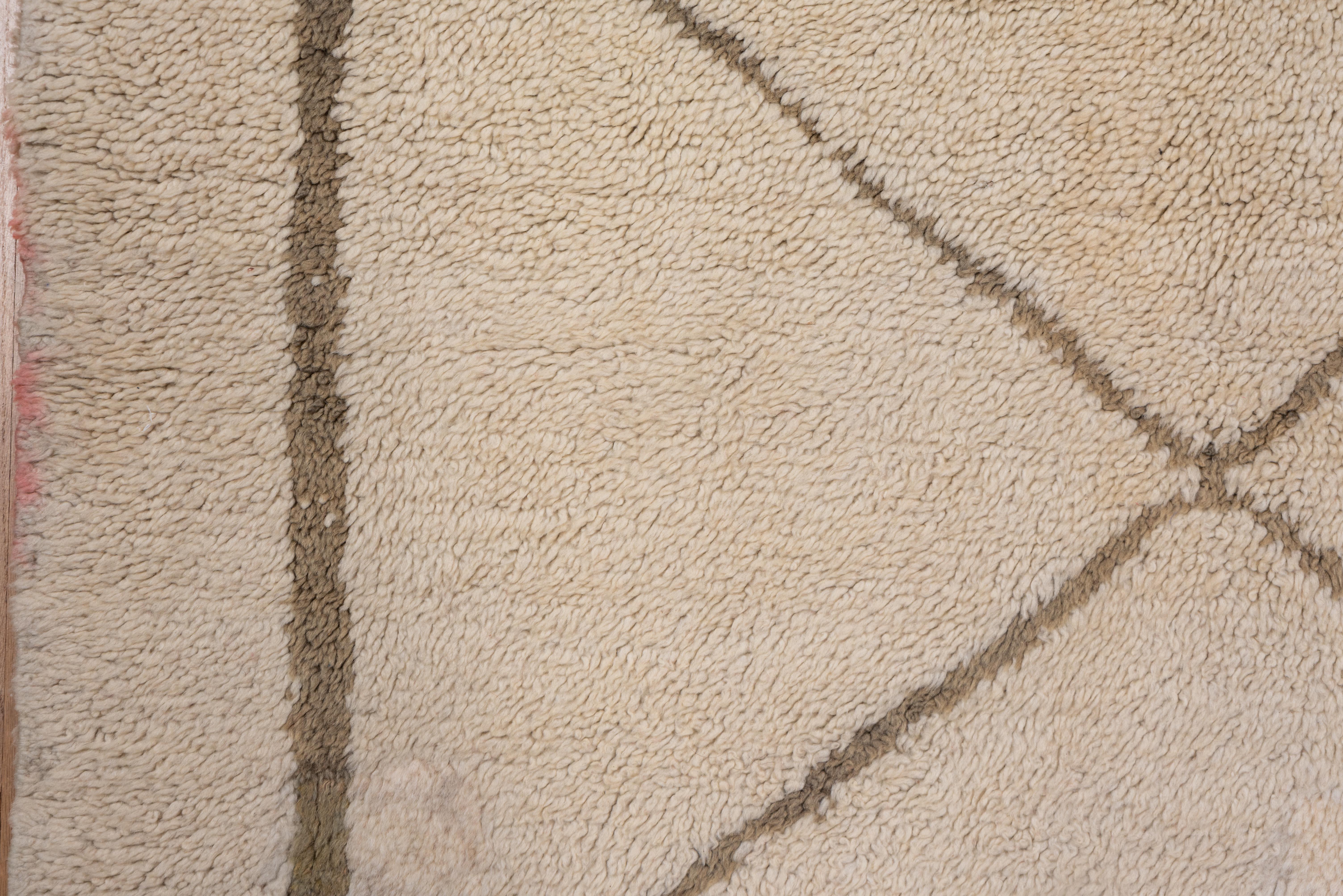Trellis-Teppich in traditionellem diamantförmigem Muster auf elfenbeinfarbenem Feld (Wolle) im Angebot