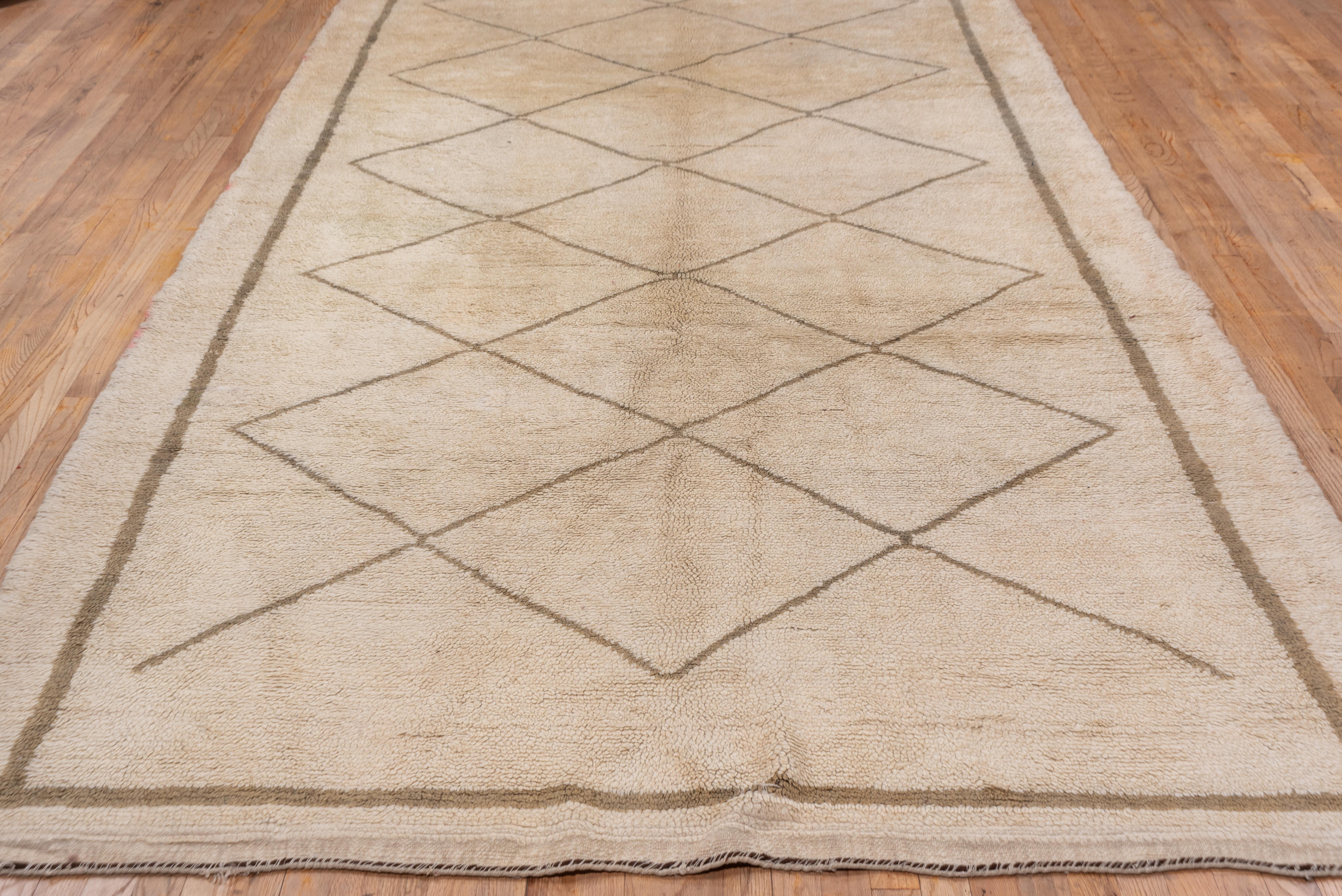 Trellis-Teppich in traditionellem diamantförmigem Muster auf elfenbeinfarbenem Feld im Angebot 3