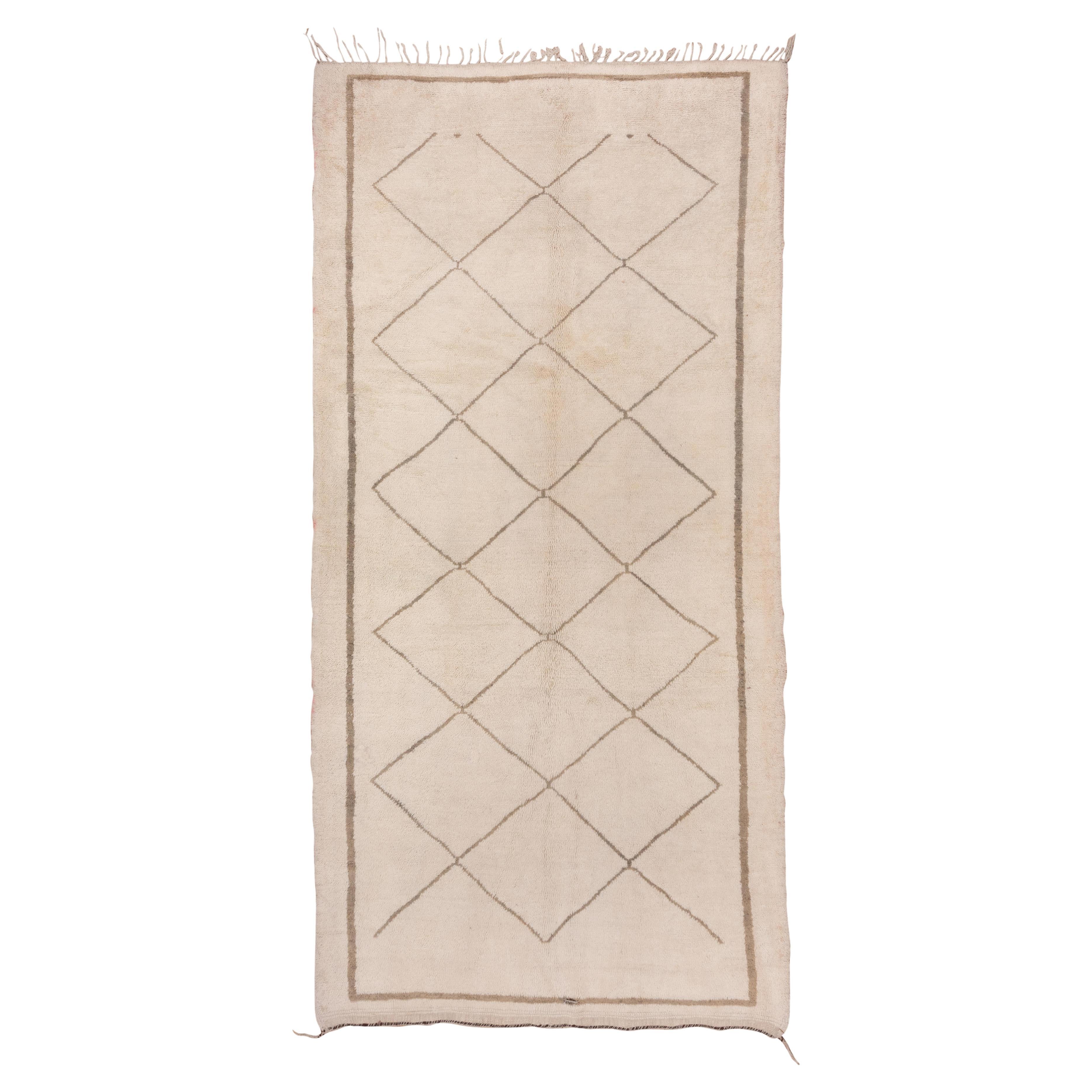Alfombra Trellis con diseño tradicional en forma de diamante sobre fondo marfil en venta