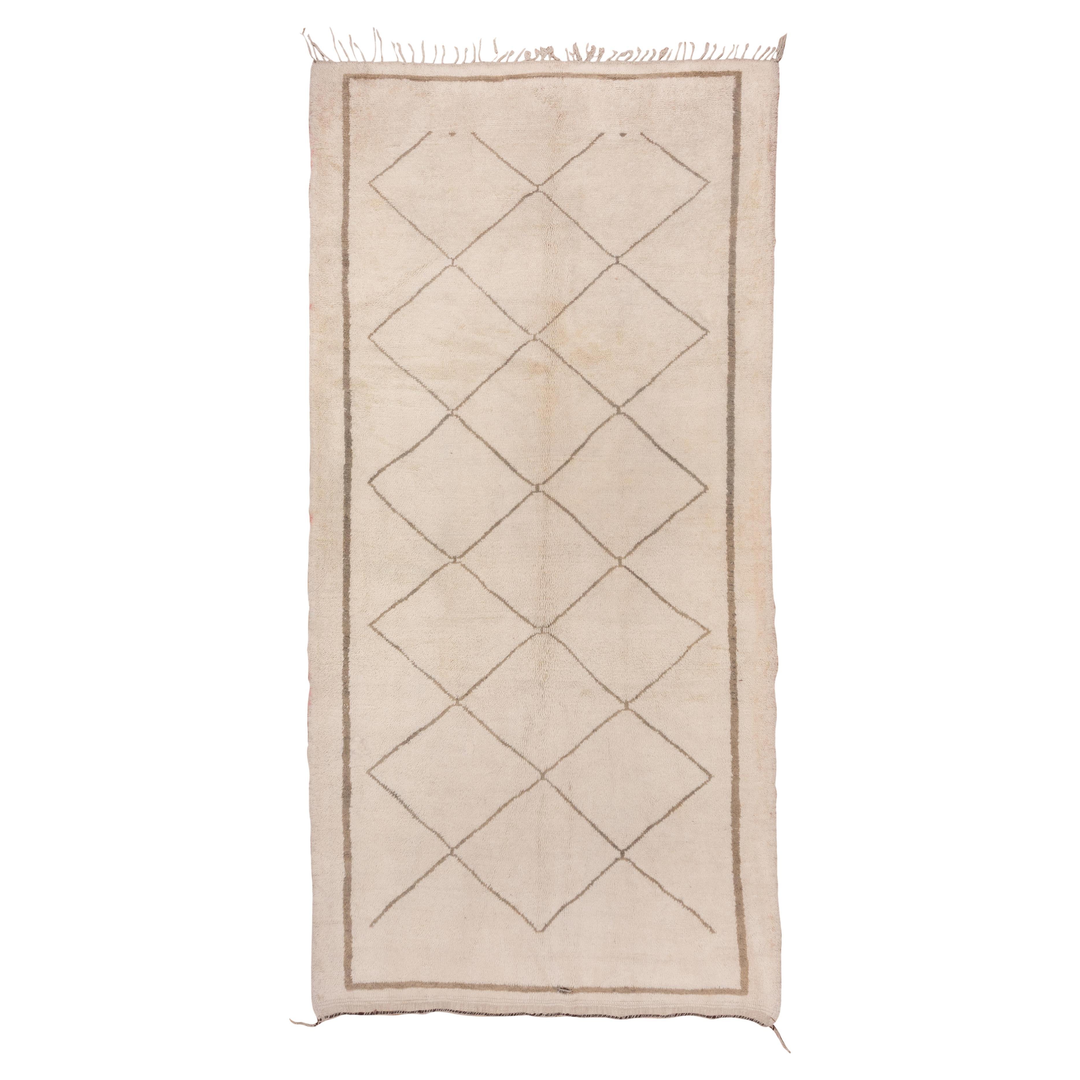 Trellis Rug in Traditional Diamond Shaped Pattern on Ivory Field