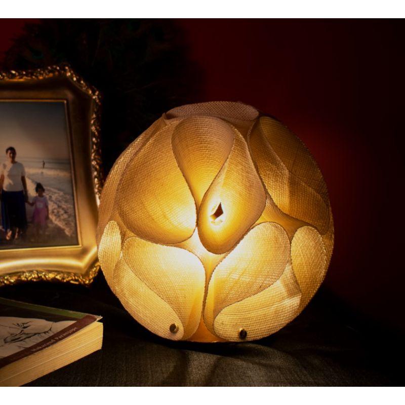 Lampe à poser Tremella par Sashi Malik
Dimensions : 23 x 23 cm
MATERIAL : Jute, laiton

Toutes nos lampes peuvent être câblées en fonction de chaque pays. Si elle est vendue aux États-Unis, elle sera câblée pour les États-Unis, par