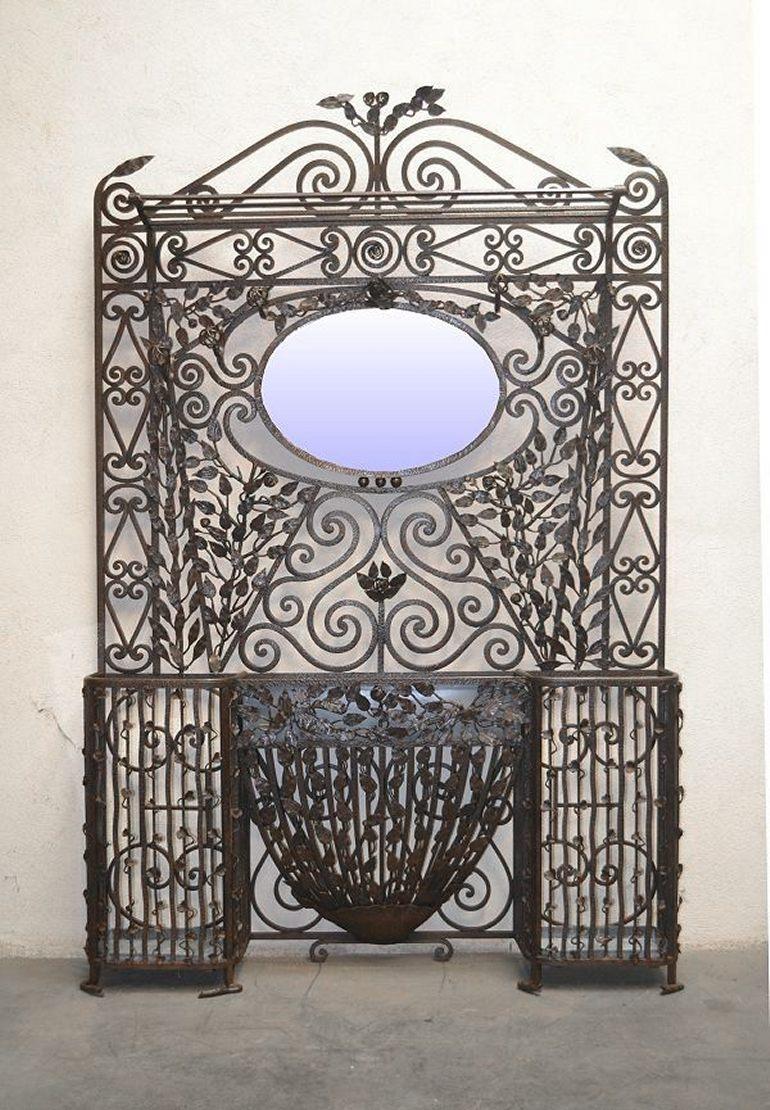 Unique and tremendous wrought iron hall tree.
Typical work of Edgar Brandt first period (1920-1923) with iconic ginco biloba leaves. Post Art Nouveau / Pre art deco style. (After 1923 E. Brandt started to work on more geometrical patterns).

No