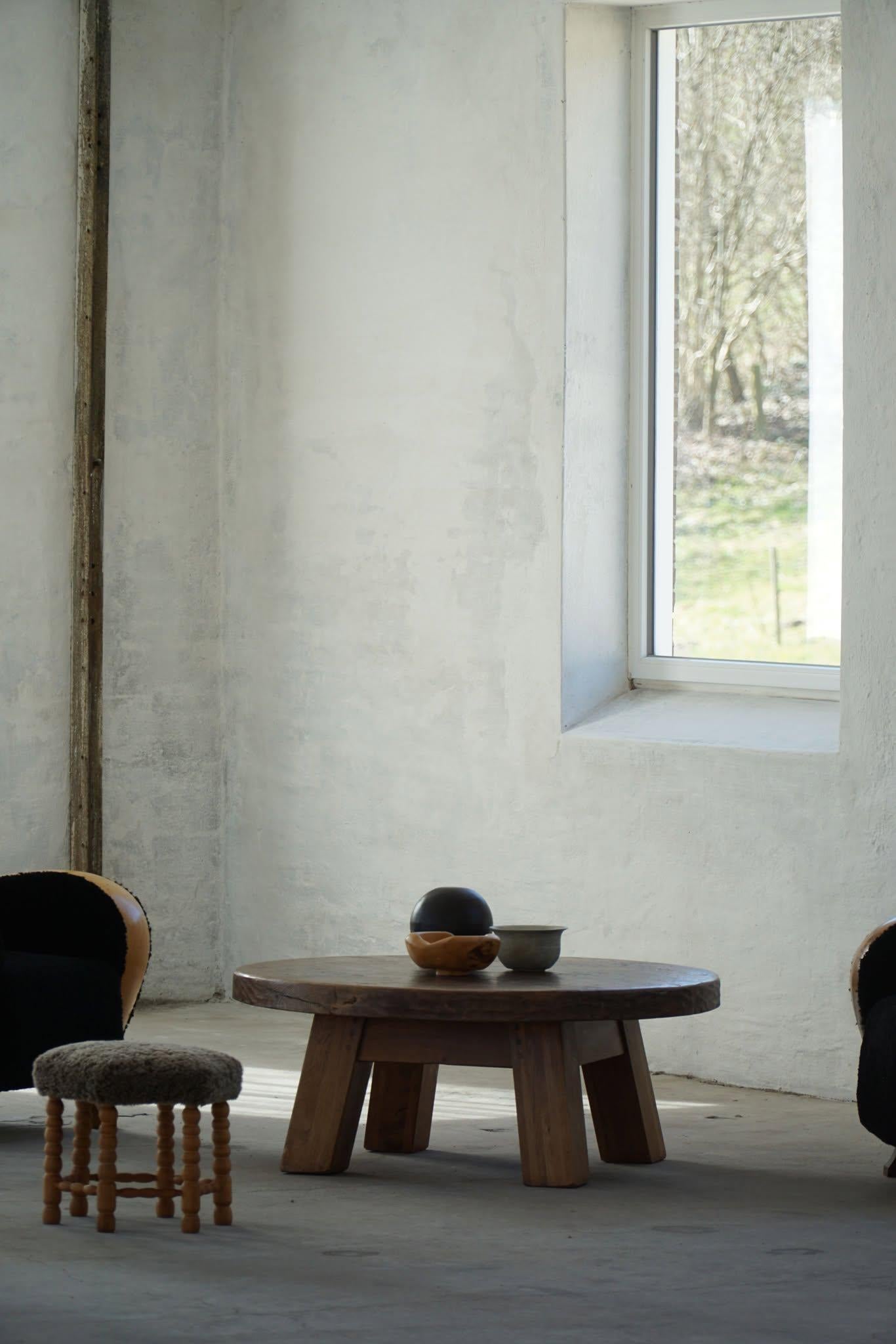 A truly amazing large round brutalist sofa / side table in solid oak with a beautiful carved surface. Crafted by a Dutch Cabinetmaker in the 1970s. This table has a beautiful patina and simple lines that will complement many interior styles. A