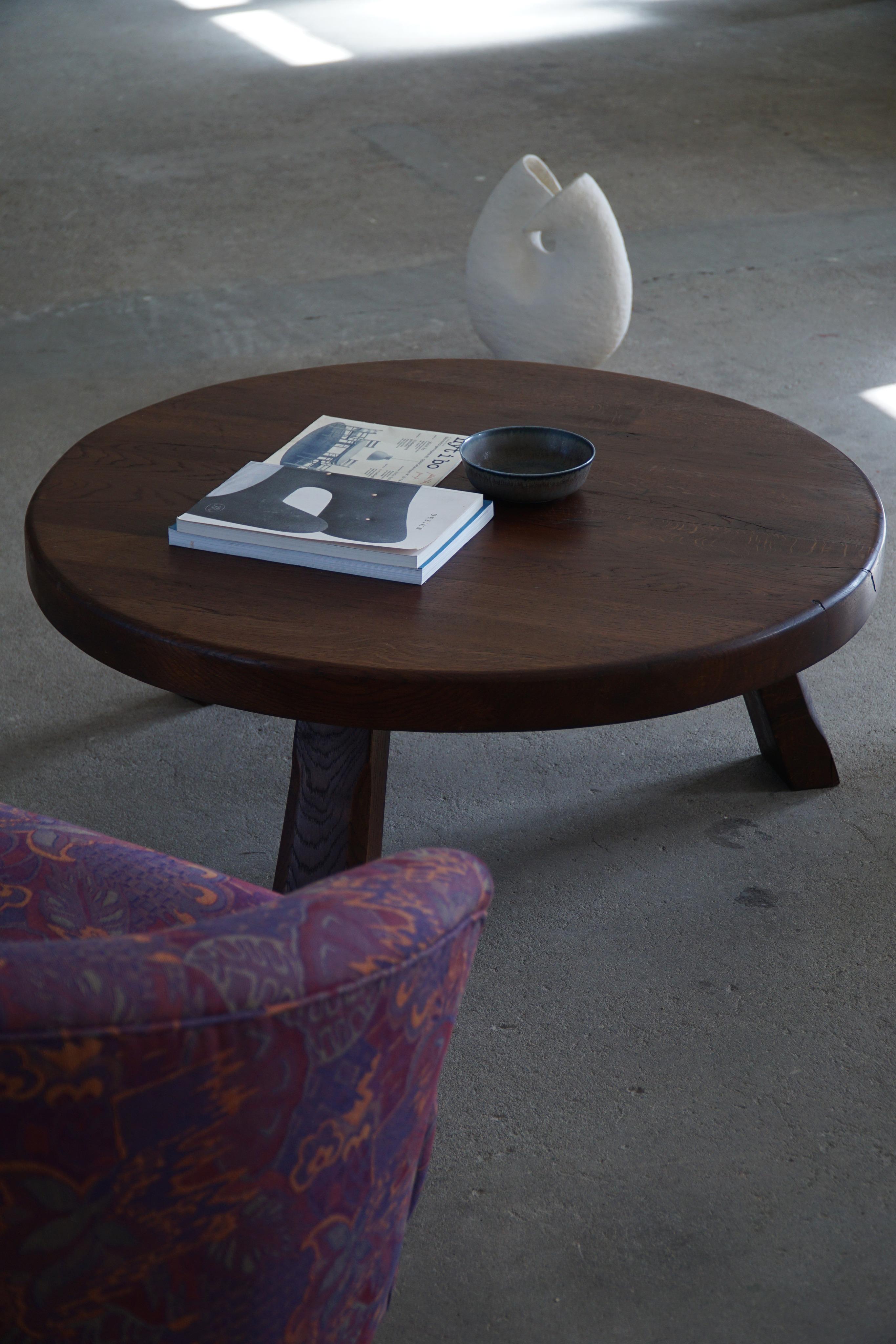 Tremendous Round Brutalist Coffee Sofa Table in Solid Oak, French Modern, 1970s In Good Condition In Odense, DK
