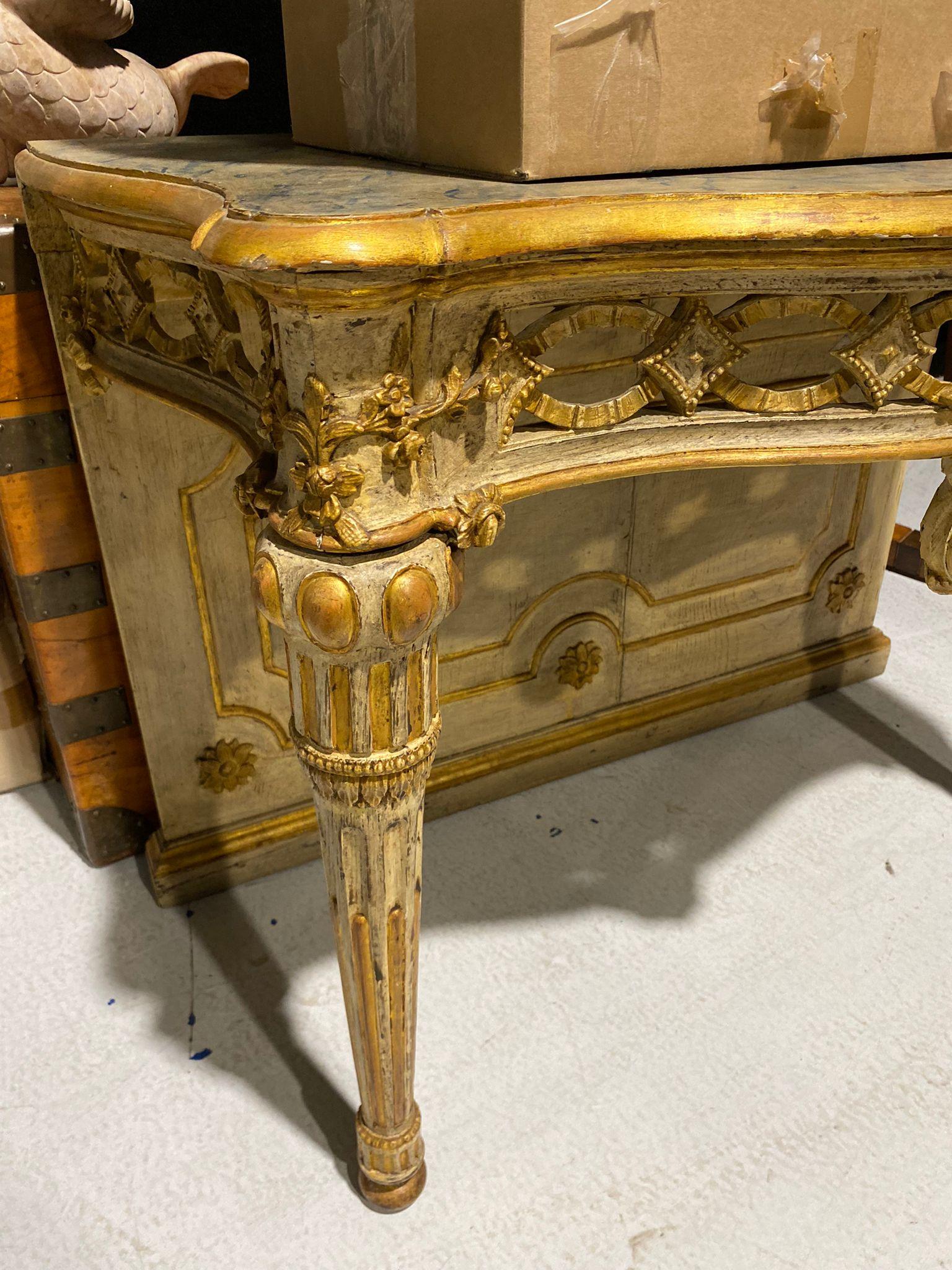 Tremó, Console in White and Gold Painted Wood In Good Condition In Lisboa, PT