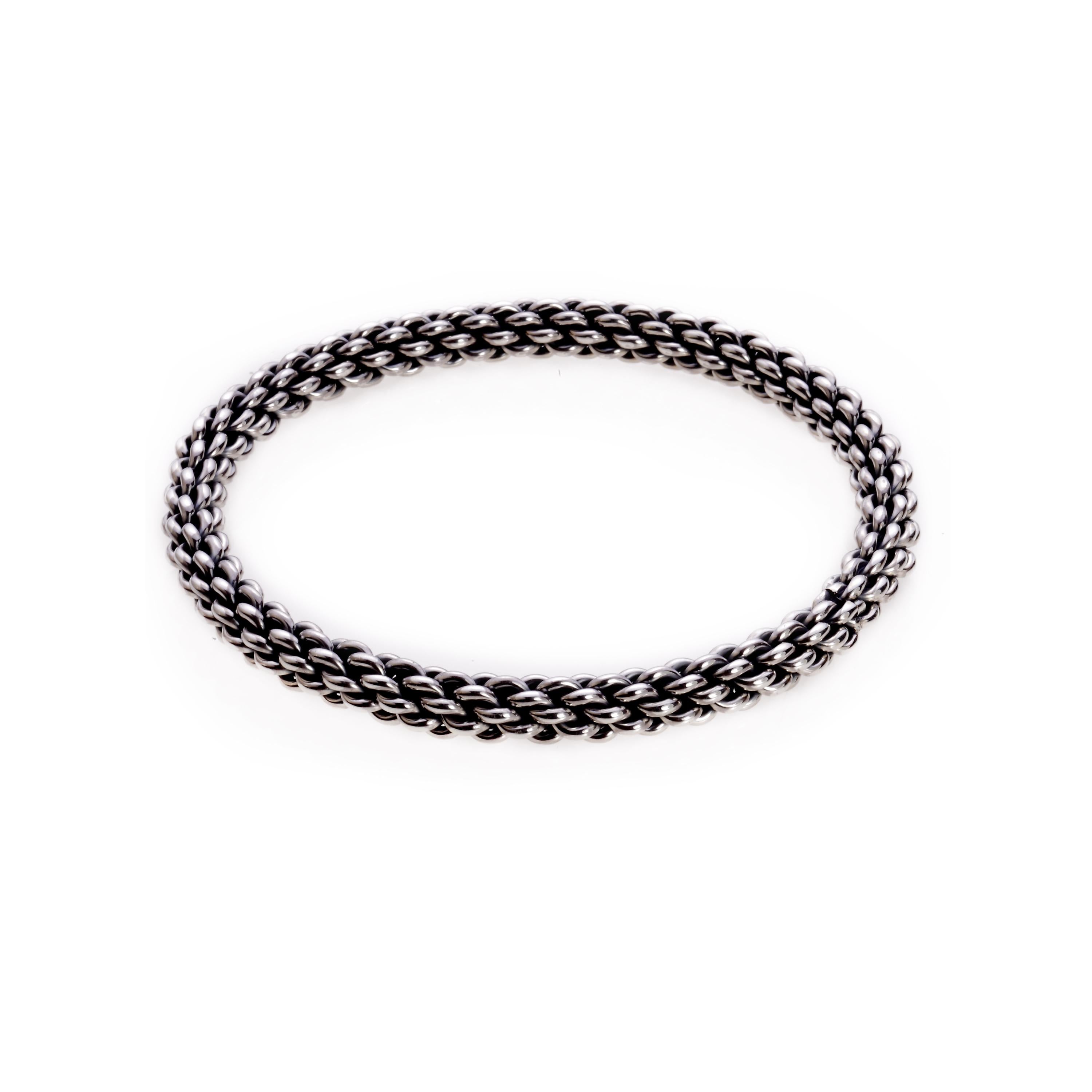 This bangle is one of Sant's most iconic pieces. It was designed in the 1940's and has become a classic Barcelona jewelry piece.
It is entirely handbraided in Barcelona.
3 sizes available:  
-Small
-Medium
-Large

Can also be done in 18k yellow gold
