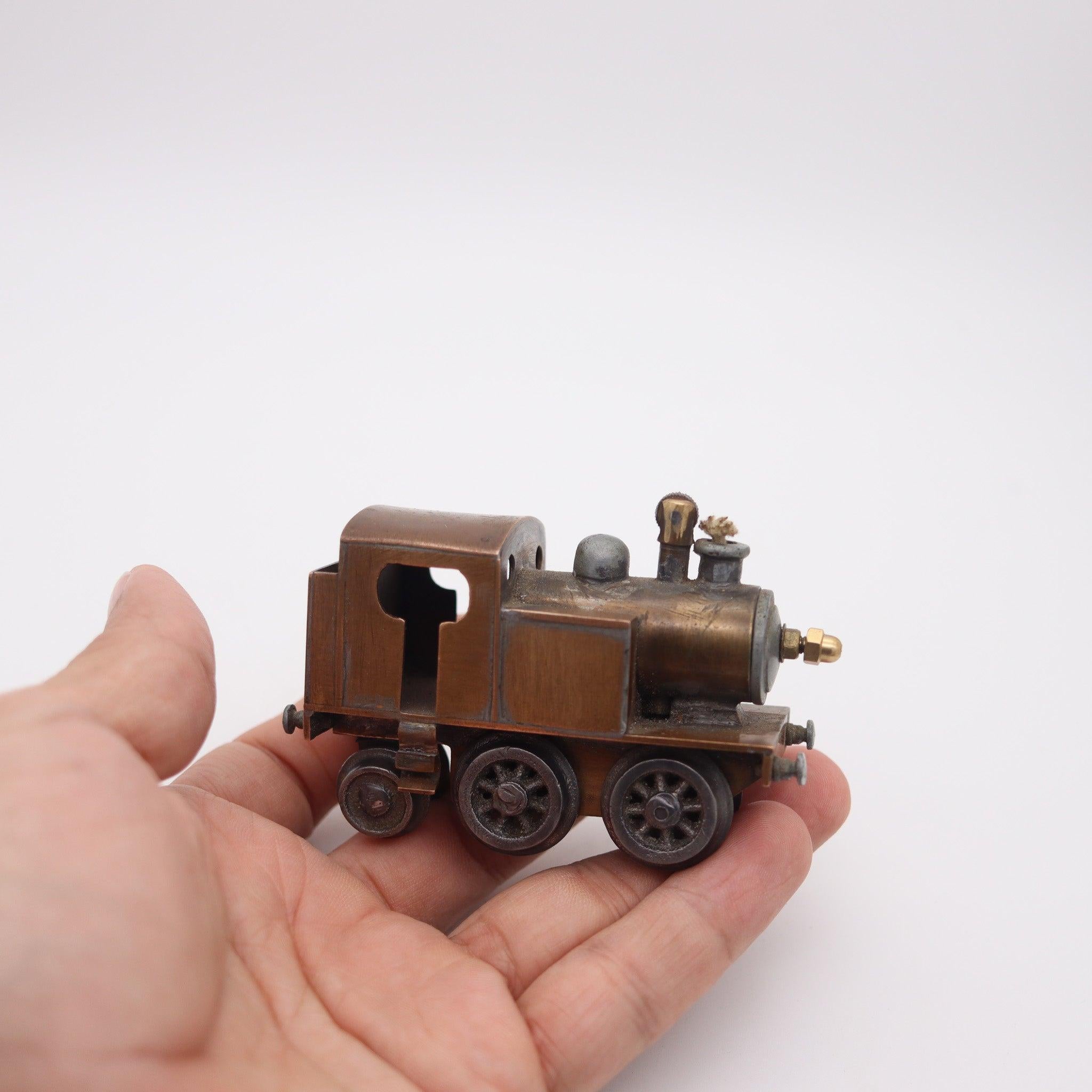 Ottone TRENCH ART 1930 Art-Deco Europeo Treno Desk Accendino a benzina in rame e bronzo in vendita