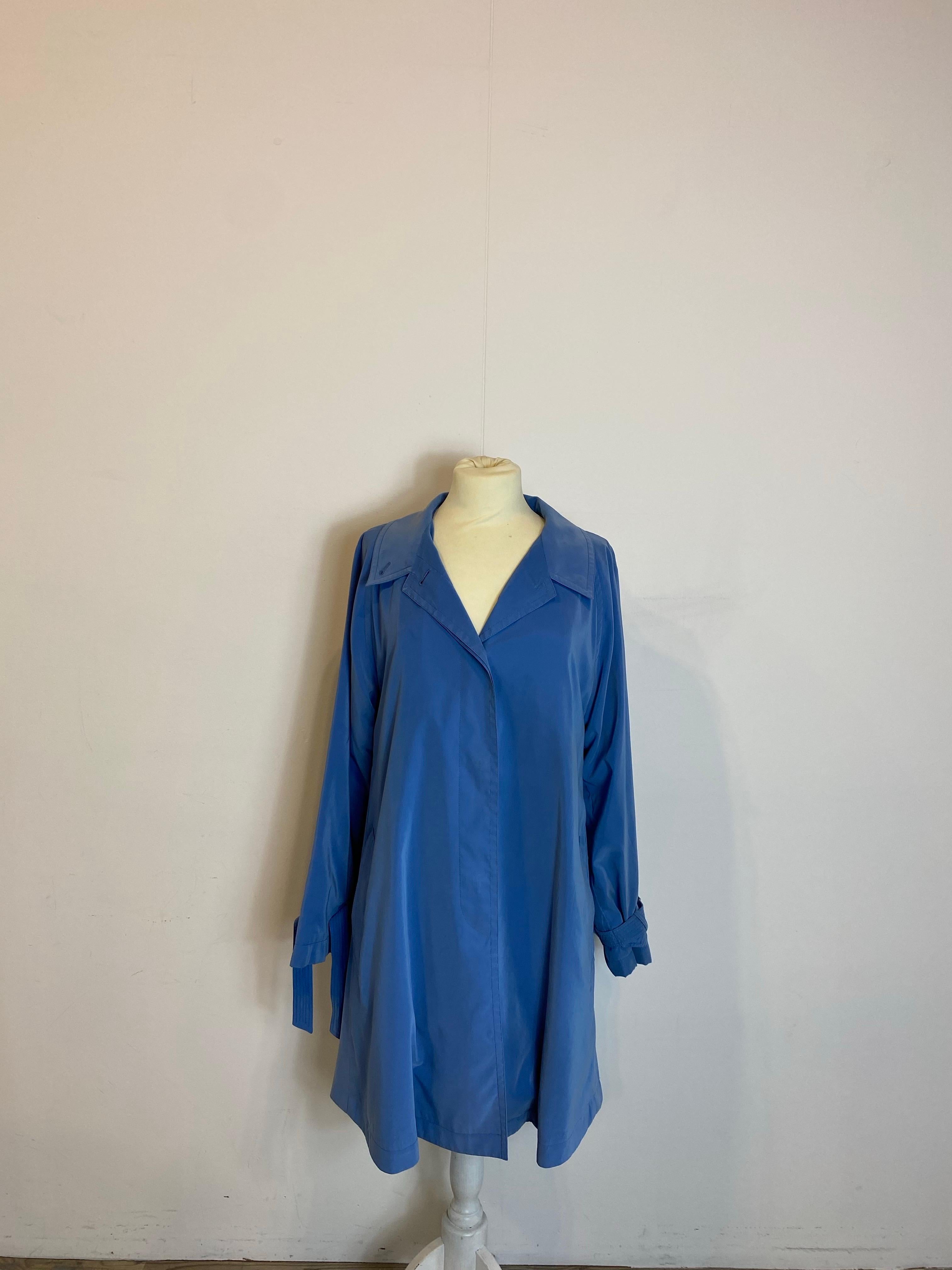Trench-coat de Hermès.
Fermeture par bouton.
Taille 42 IT.
85% polyester 15% polyamide.
Épaules 42 cm.
Longueur du trench 90 cm.
Longueur des manches : 52 cm.
Trench-coat par Hermès en excellent état, présente des défauts comme indiqué sur les