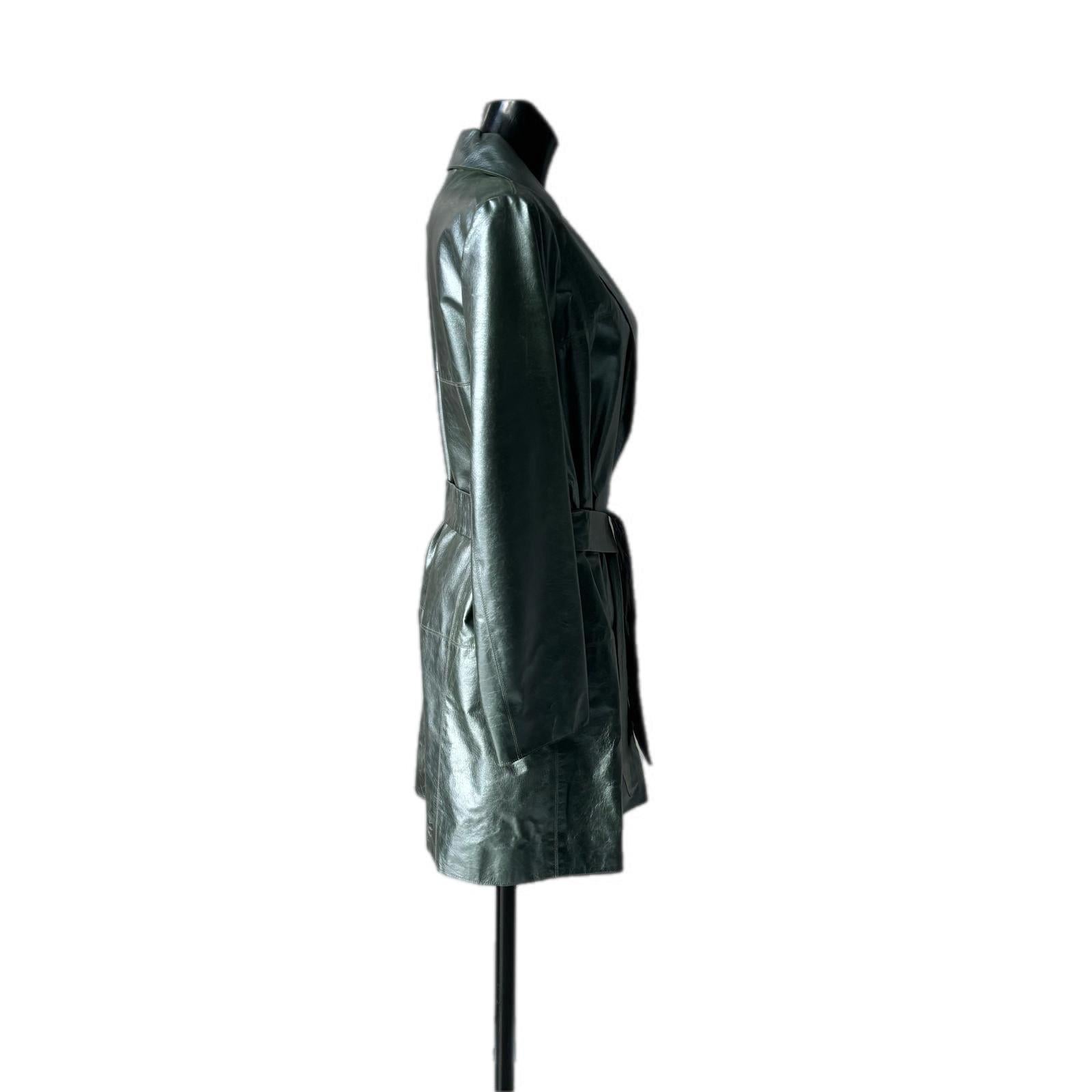 Gai Mattiolo trench vintage in pelle color verde bottiglia cangiante
Chiusura bottoni , cintura in vita, tasche laterali 
Condizioni ottime, interno arancione 
Vestibilità tg42it
Misure: 
Spalle 42cm
Lunghezza 92cm