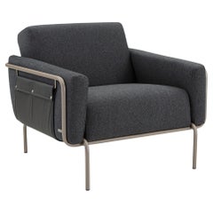 Sillón Moderno con Estructura Metálica Chocolate y Bolsillo de Piel  - Línea de tendencia