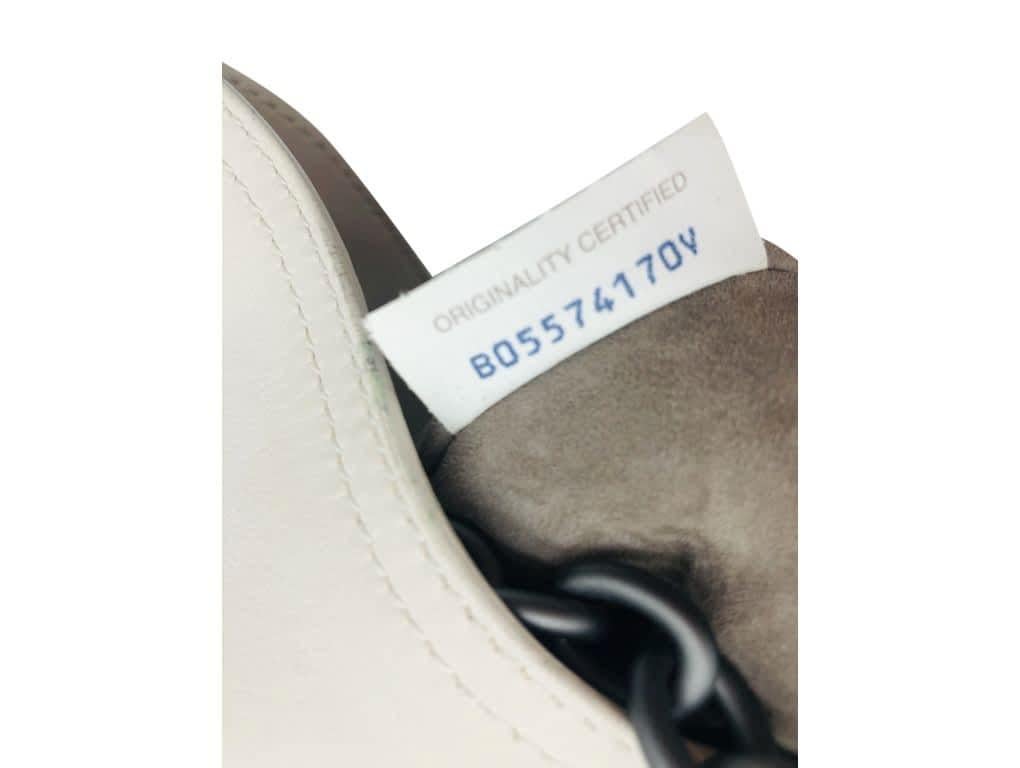 A beautiful Bottega Veneta Beverly shoulder bag for sale in Off-White smooth leather and intrecciato design. A Pre-Loved item in Good Condition.

BRAND	
Bottega Veneta

FEATURES	
Chain and leather shoulder strap, Four small slip pocket, Interior Zip