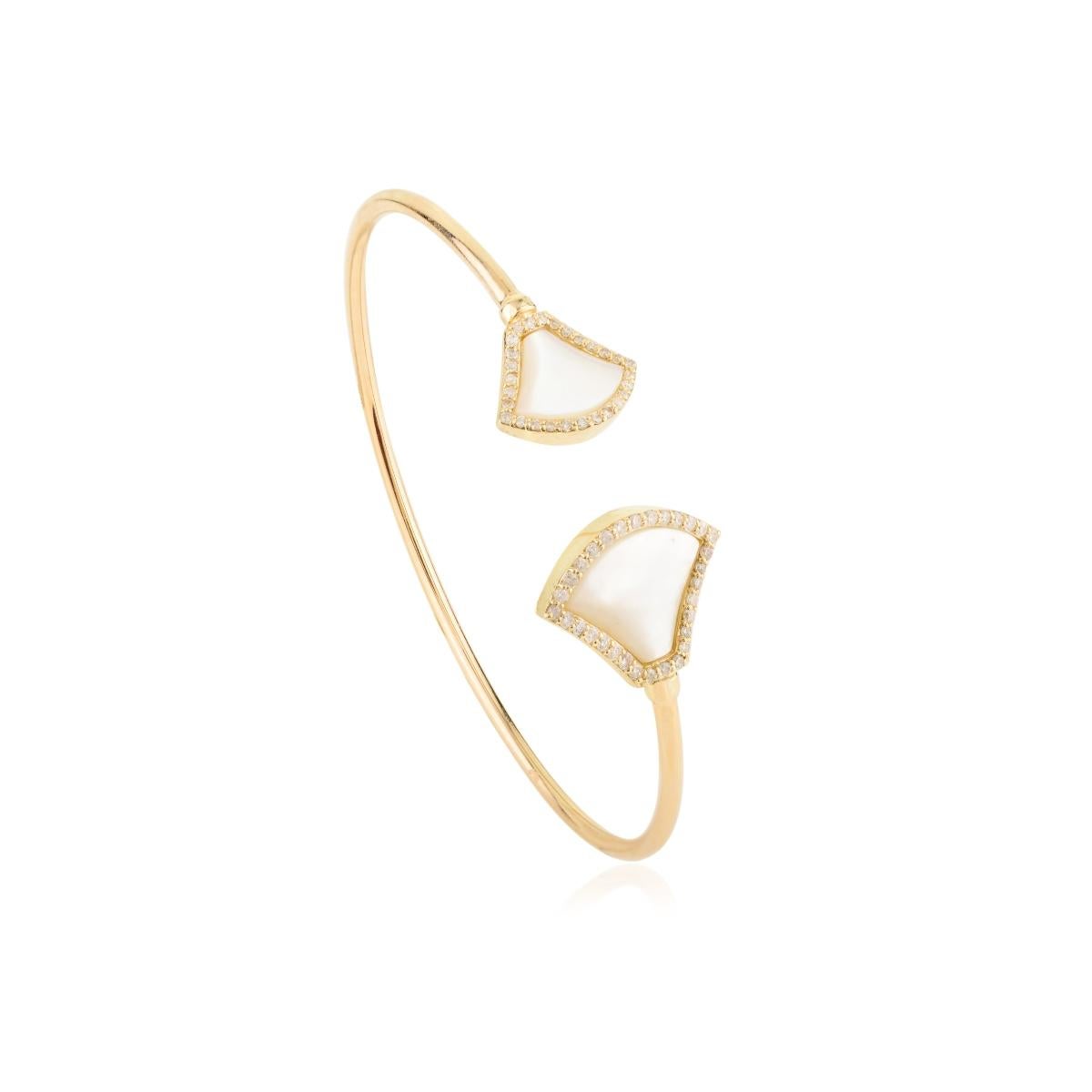 Moderne Bracelet ouvert en or jaune 14k avec nacre et diamants en vente