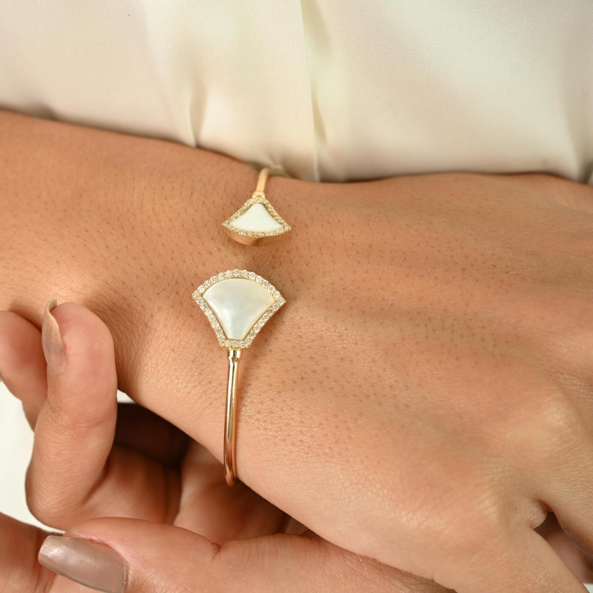 Non taillé Bracelet ouvert en or jaune 14k avec nacre et diamants en vente