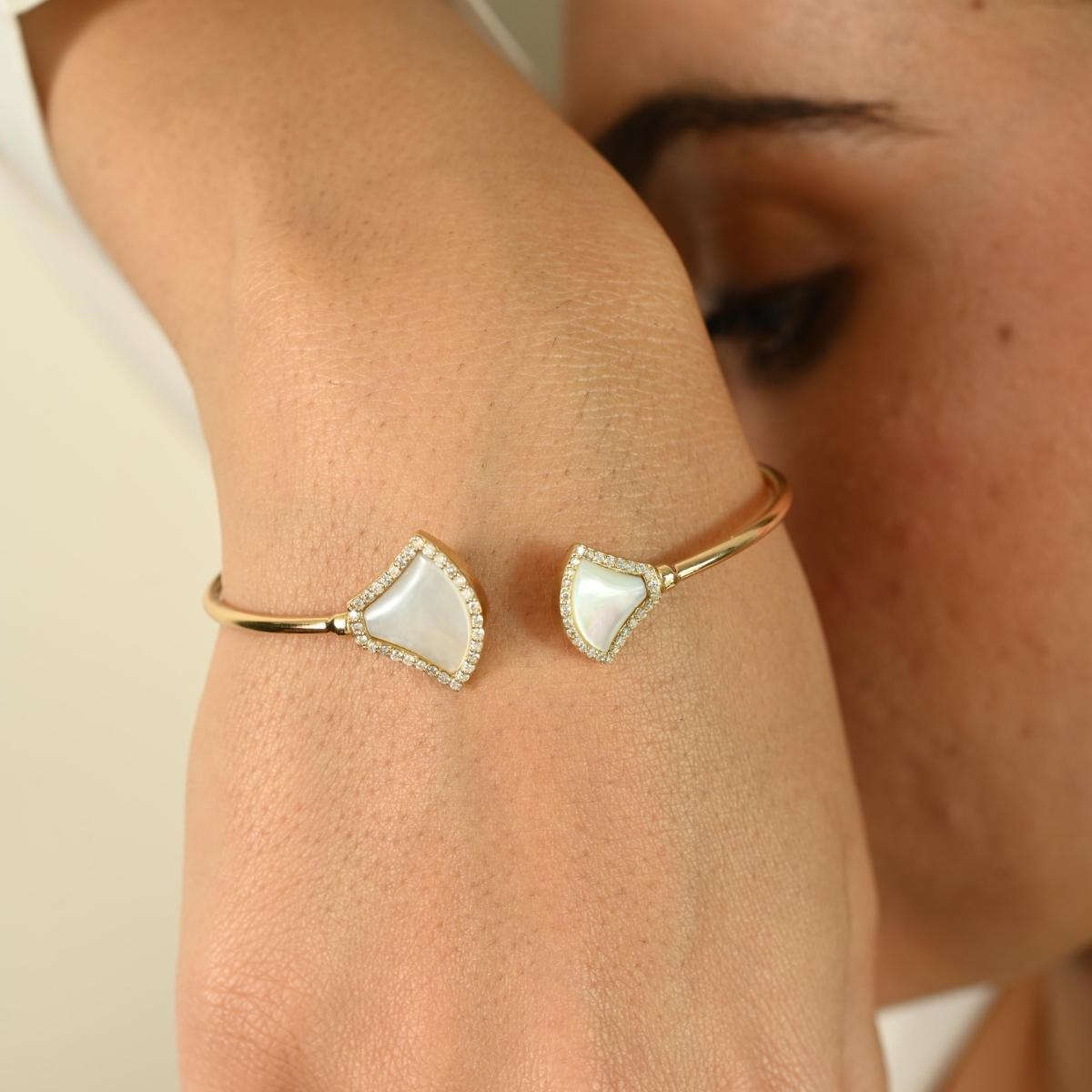 Bracelet ouvert en or jaune 14k avec nacre et diamants Pour femmes en vente