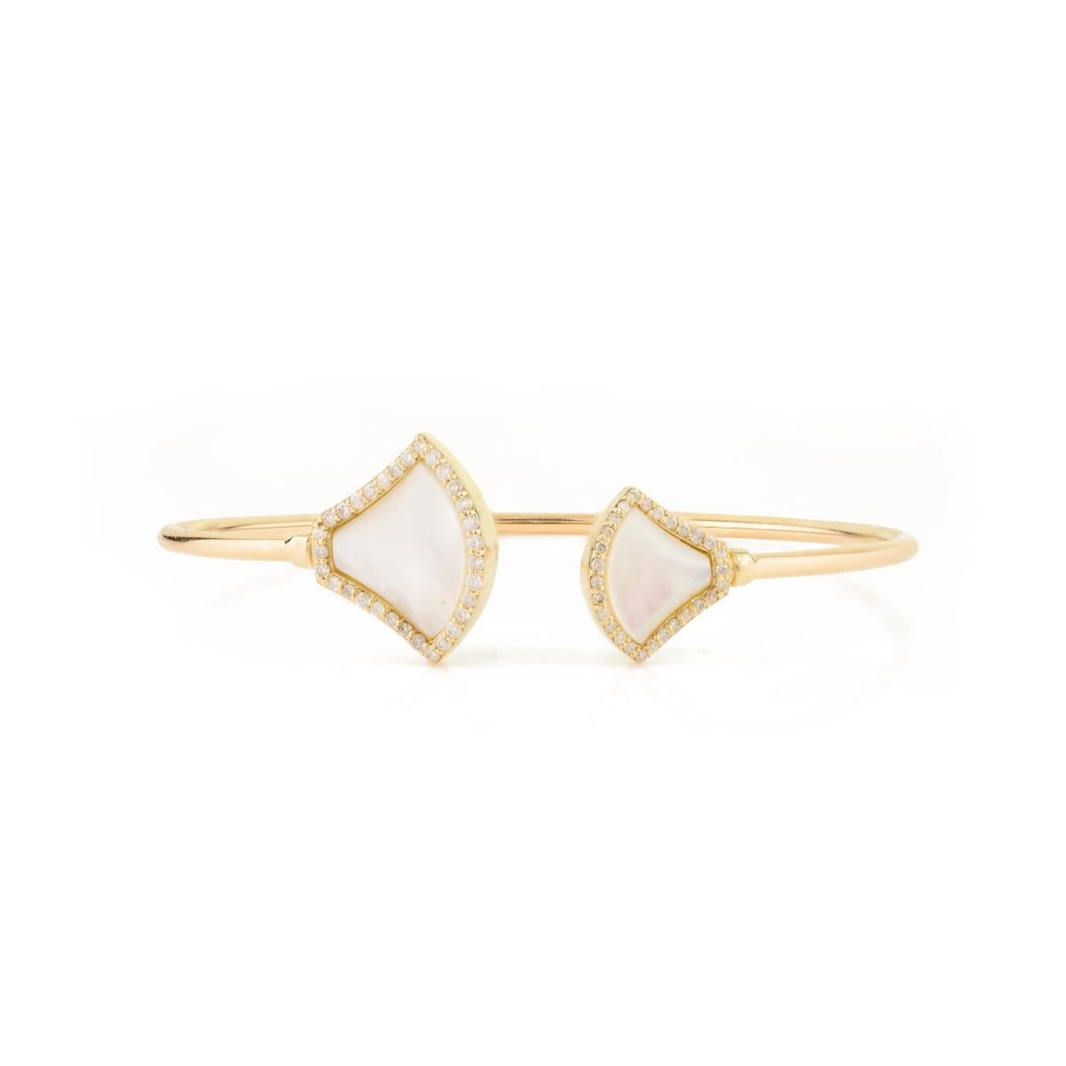 Bracelet ouvert en or jaune 14k avec nacre et diamants en vente 1