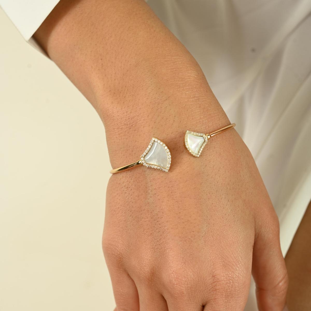Bracelet ouvert en or jaune 14k avec nacre et diamants en vente 2