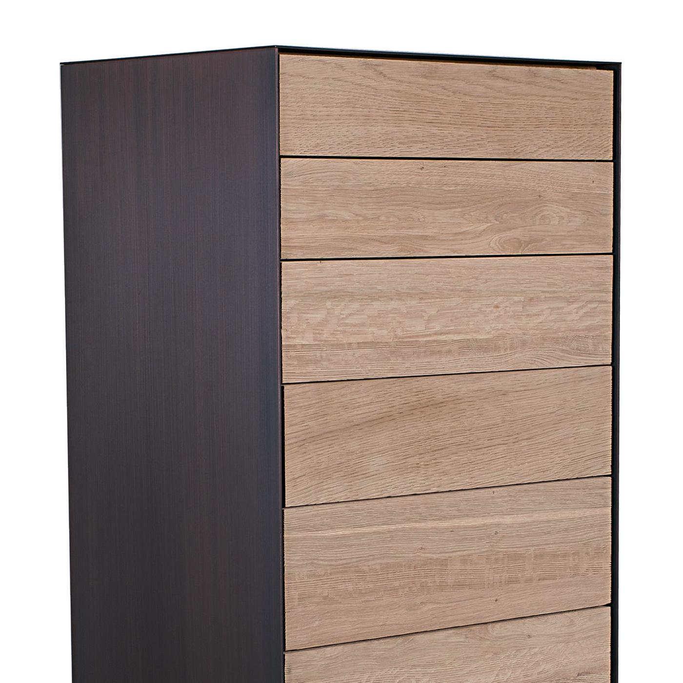 Chest of drawers trendy oak with 7 drawers in solid oak wood,
drawers with easy glide system on metal runners. Chest top, sides. 
and base in lacquered iron. Chest back in oak wood.
Also available with dawers in solid walnut wood on request,