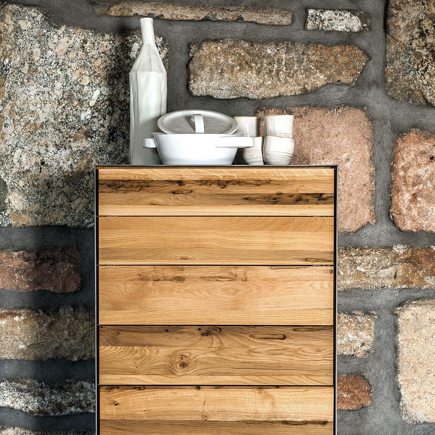 Chest of drawers trendy raw oak with 7 drawers in solid raw oak wood,
drawers with easy glide system on metal runners. Chest top, sides and 
base in lacquered iron. Chest back in oak wood.
Also available with dawers in solid walnut wood on