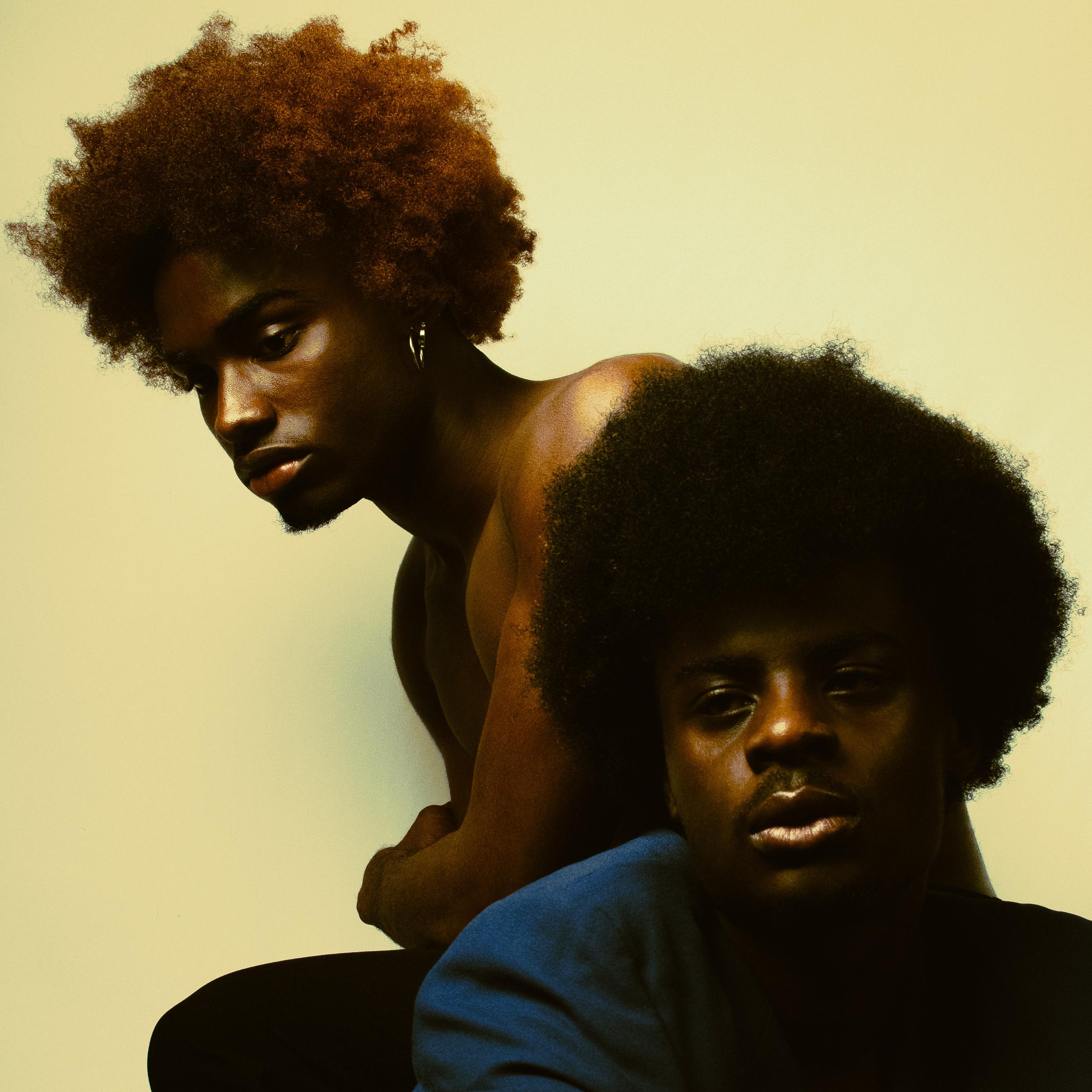 Trenity Thomas Figurative Photograph – Freundschaftlich