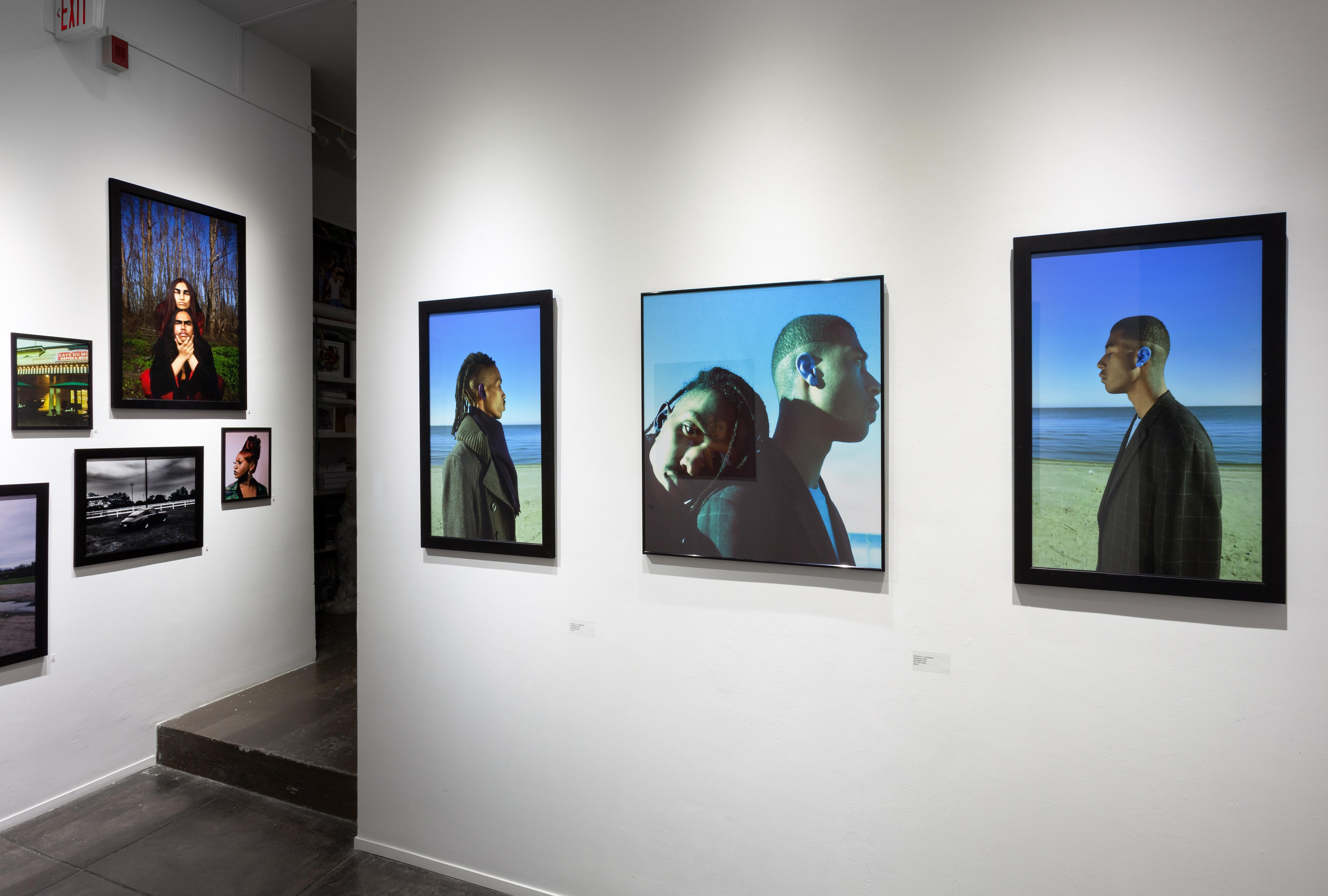auflage 1/5

TRENITY THOMAS ist eine autodidaktische Fotografin, die seit der Grundschule auch mit Malerei und Skizzen experimentiert. Als Fotograf hat er in einer Vielzahl von Genres gearbeitet, darunter Mode-, Lifestyle-, Editorial-, Konzept-,