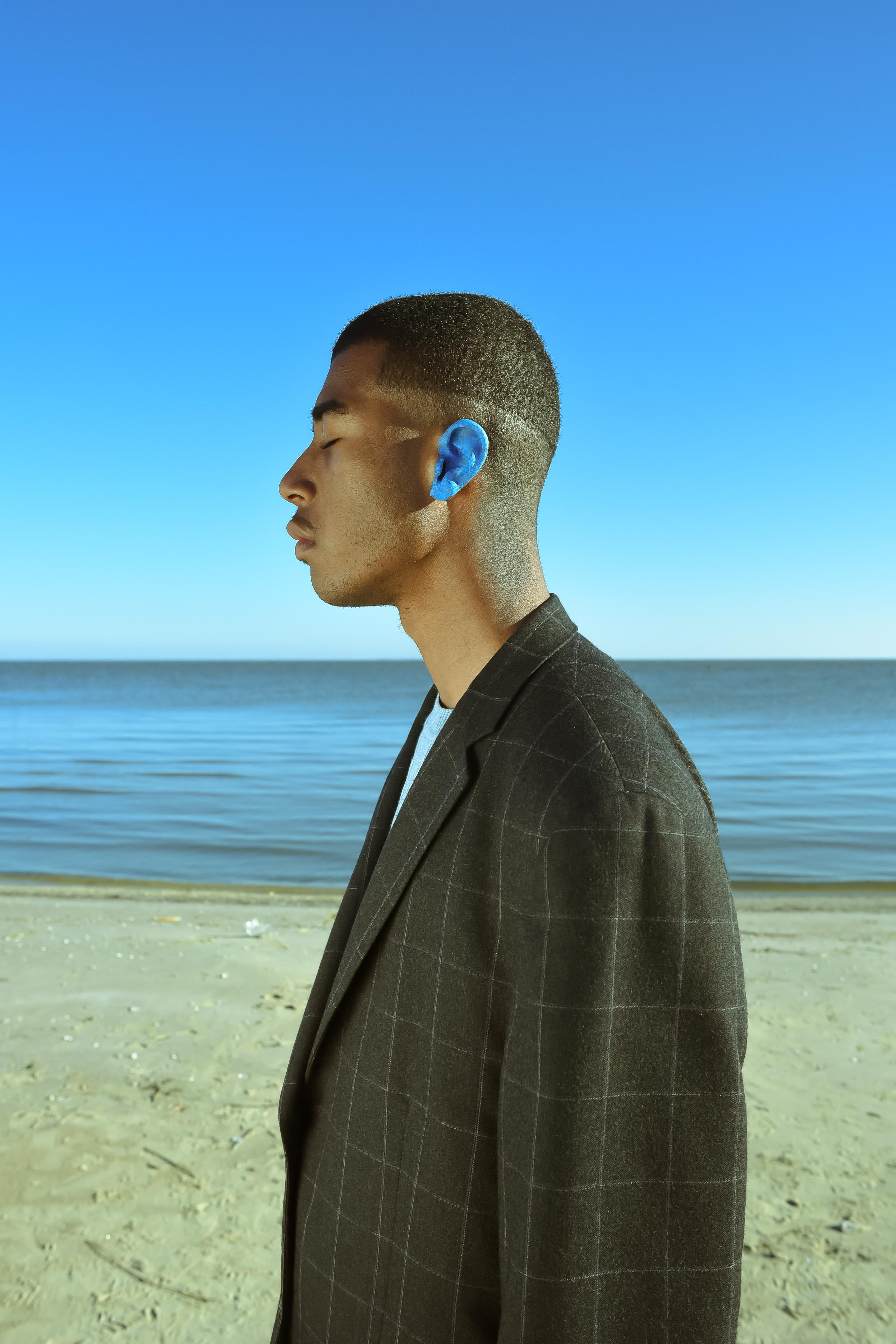 Trenity Thomas Figurative Photograph – Blaues linkes Ohrgehänge