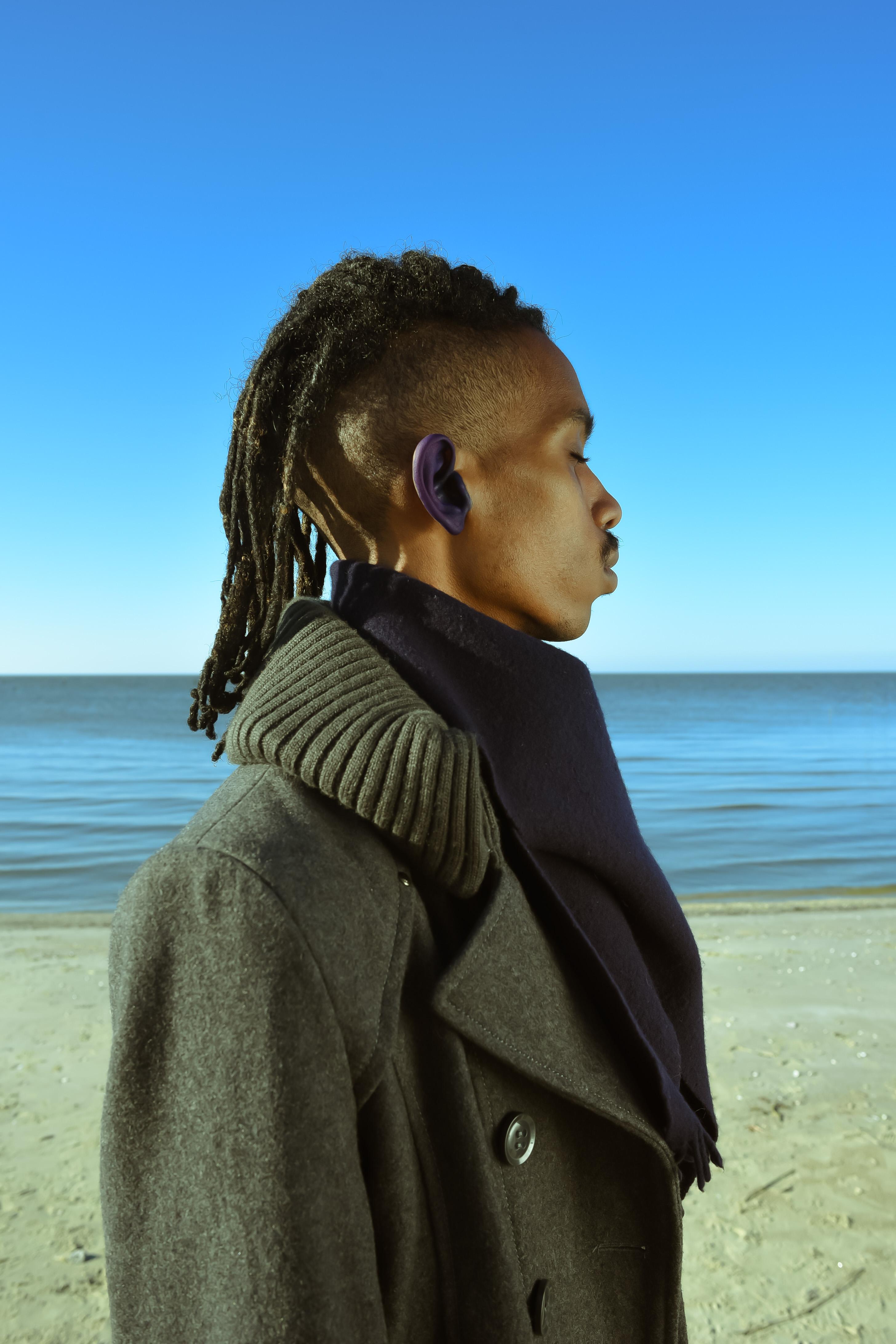 Trenity Thomas Figurative Photograph – Blaues rechtes Ohrteil
