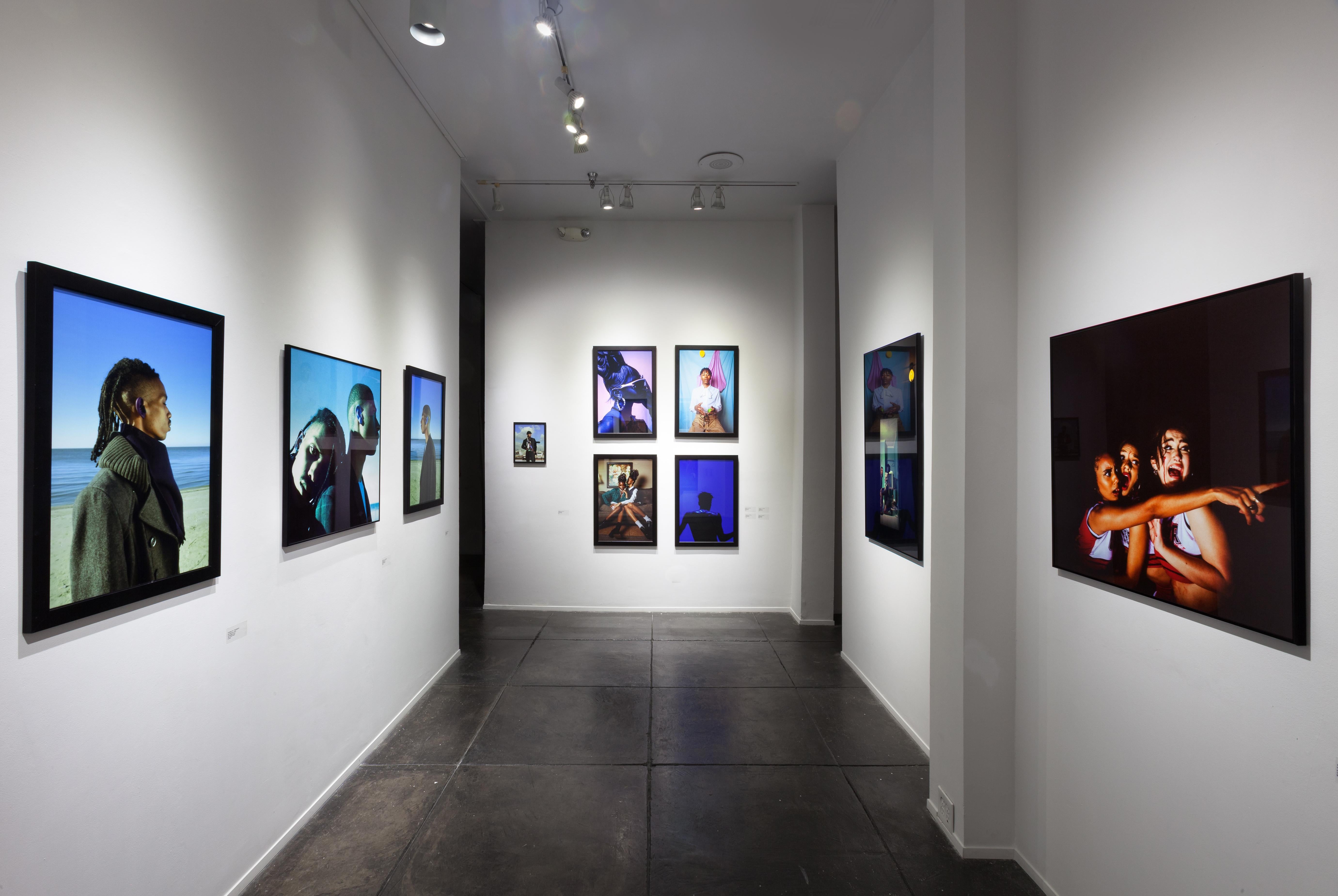 Niedrige Aufhänge (Blau), Figurative Photograph, von Trenity Thomas