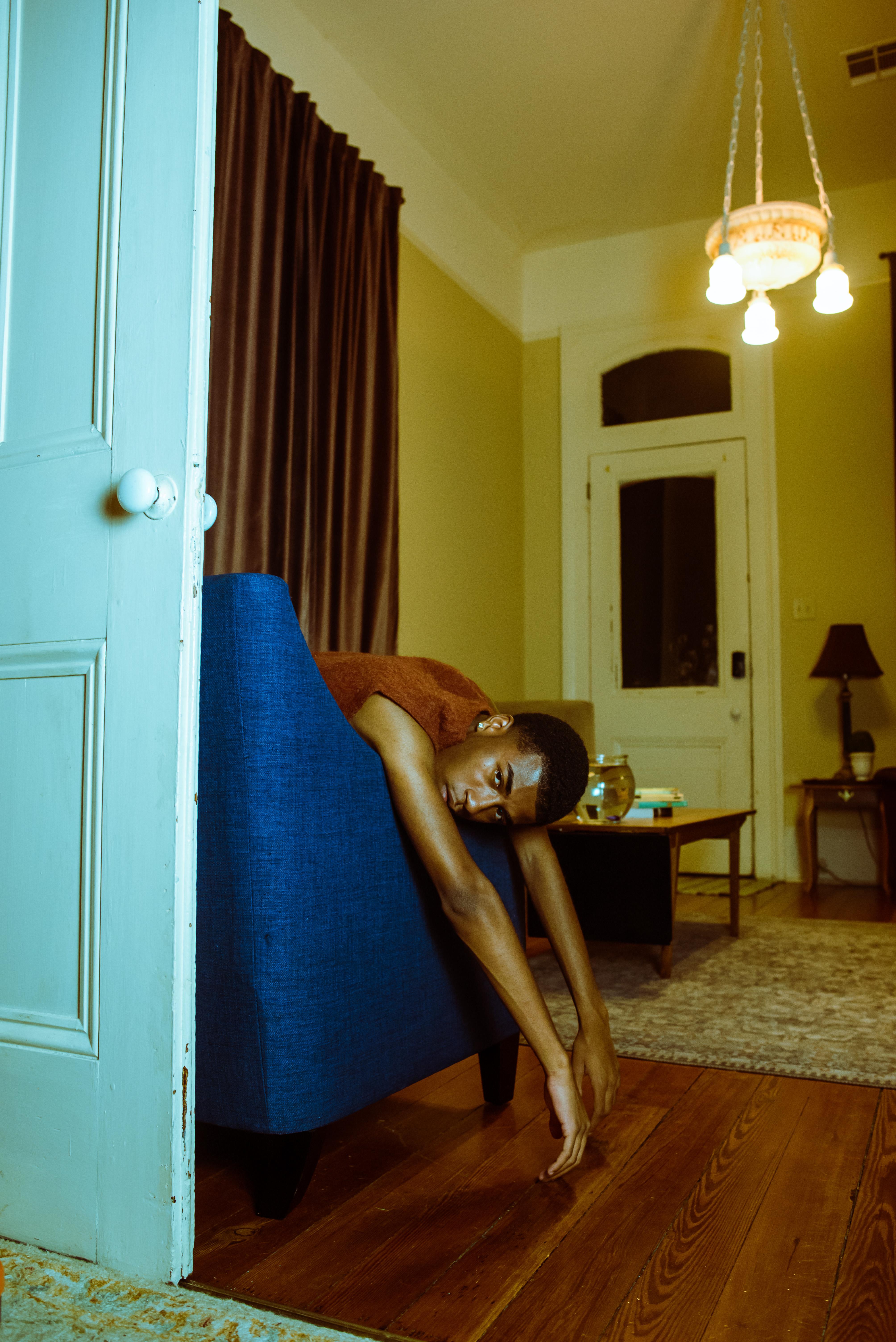 Figurative Photograph de Trenity Thomas - Simplemente colgado
