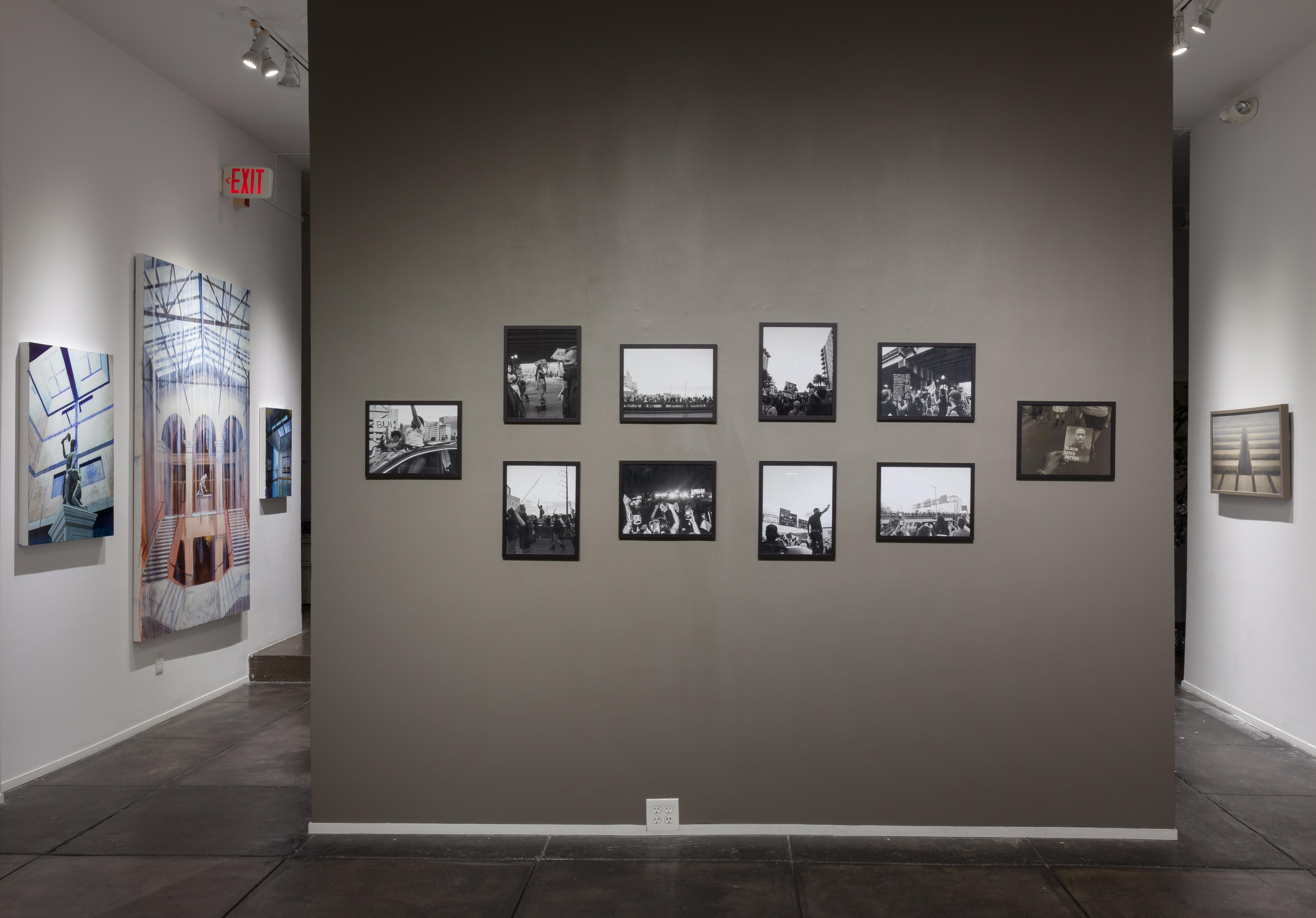 Viele Stimmen (Schwarz), Figurative Photograph, von Trenity Thomas