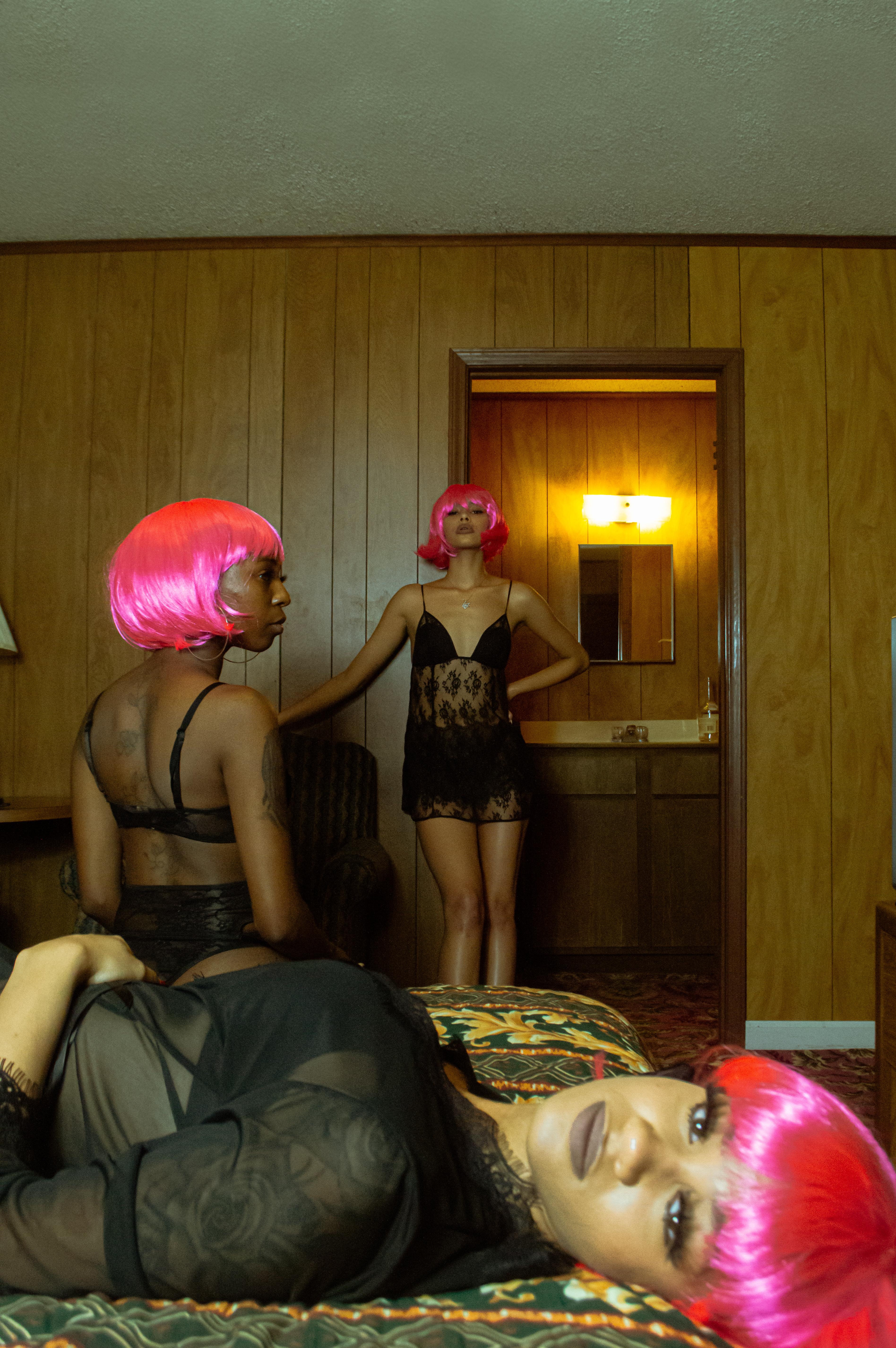 Trenity Thomas Figurative Photograph – Mission abgeschlossen