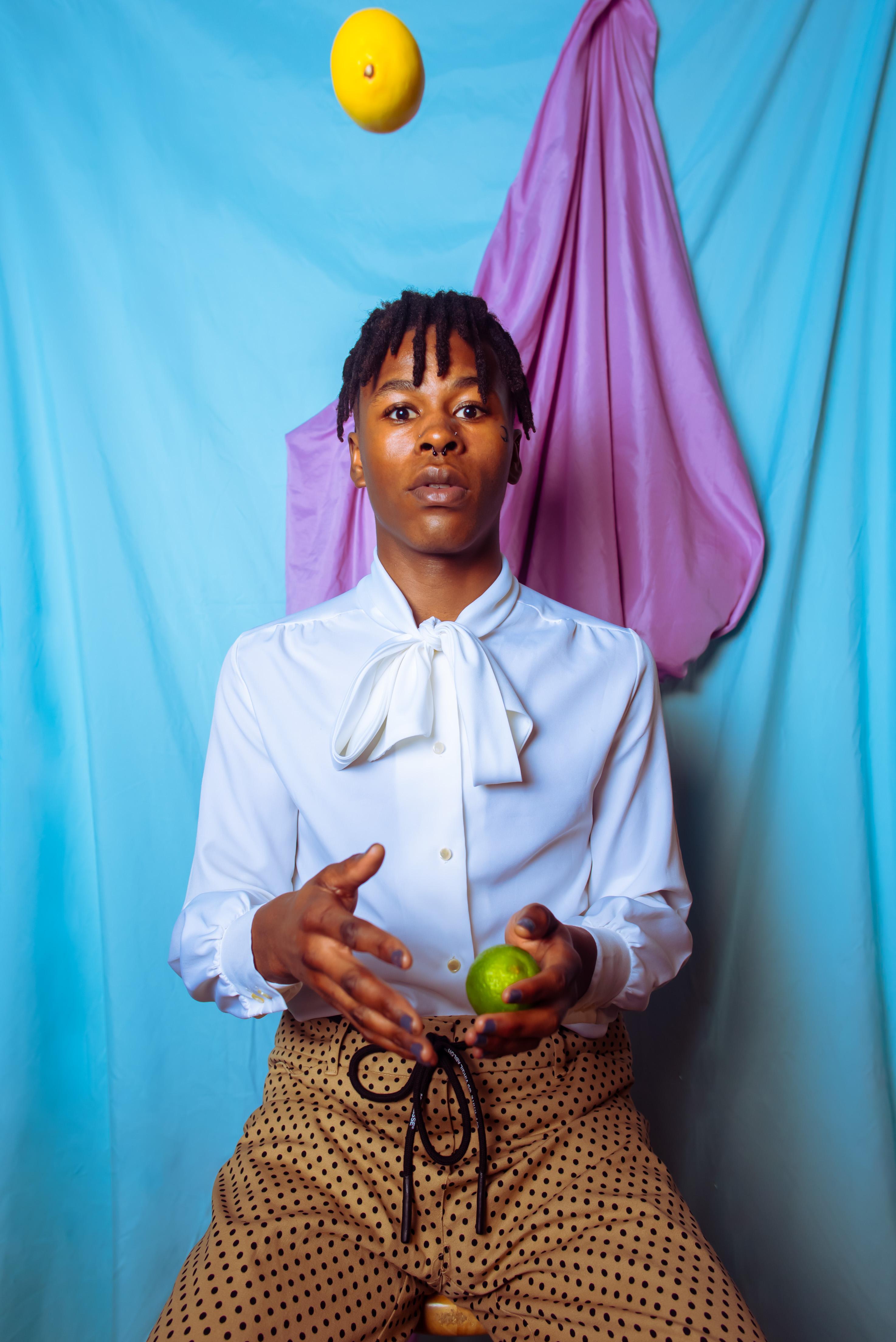 Trenity Thomas Figurative Photograph – Offensichtliche Übertreibungen
