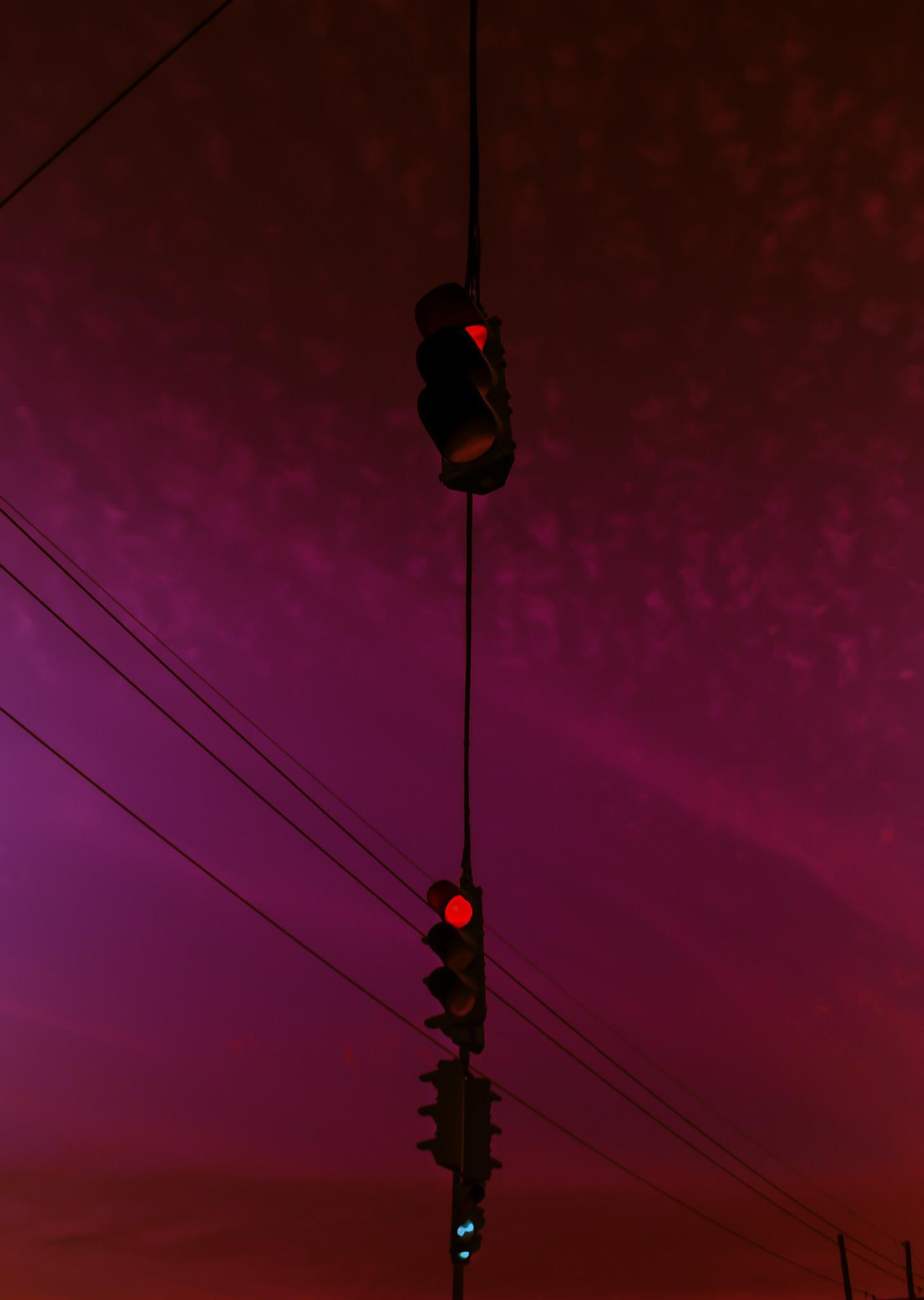 Trenity Thomas Figurative Photograph – Rotes Licht