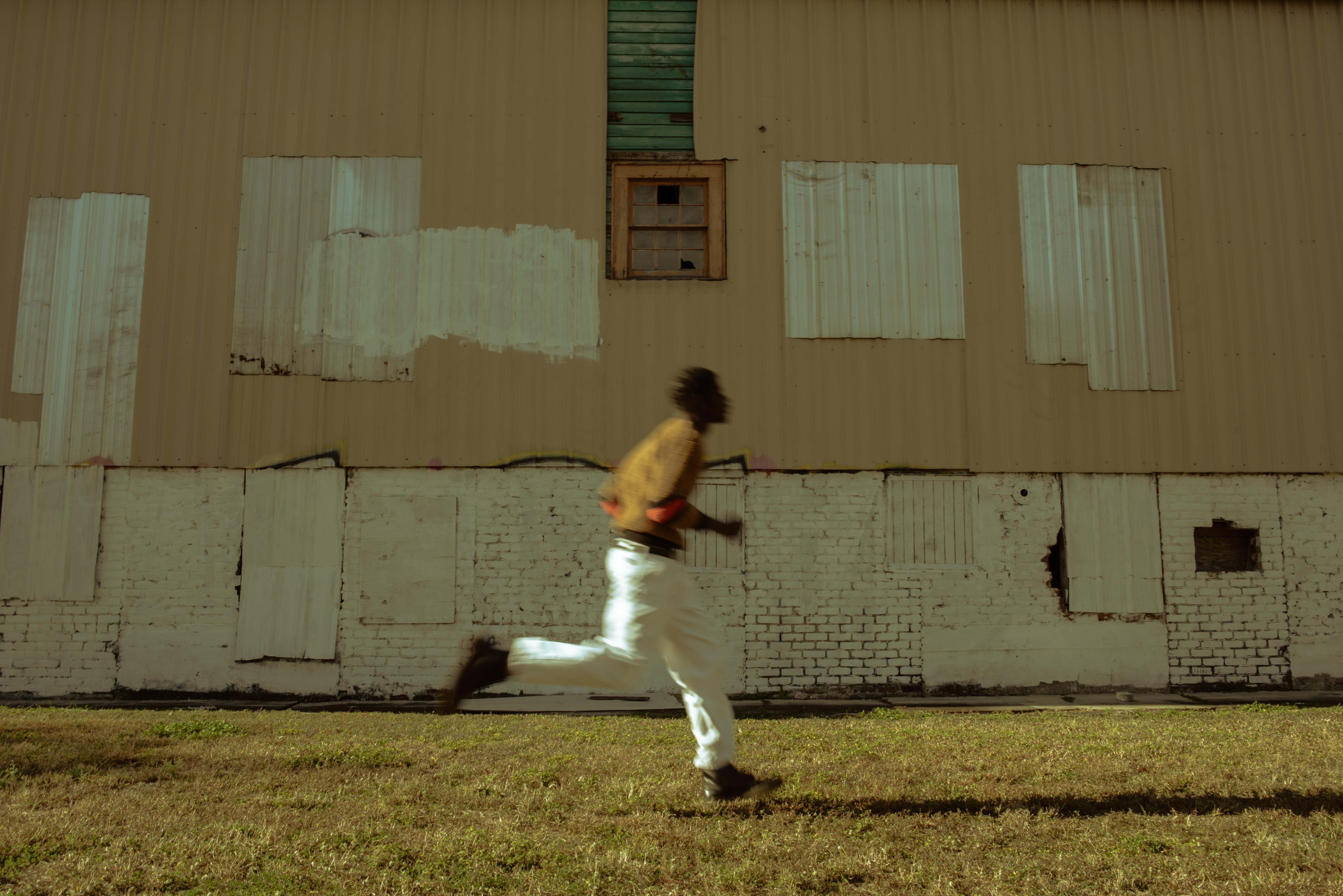 Trenity Thomas Figurative Photograph – Läufer
