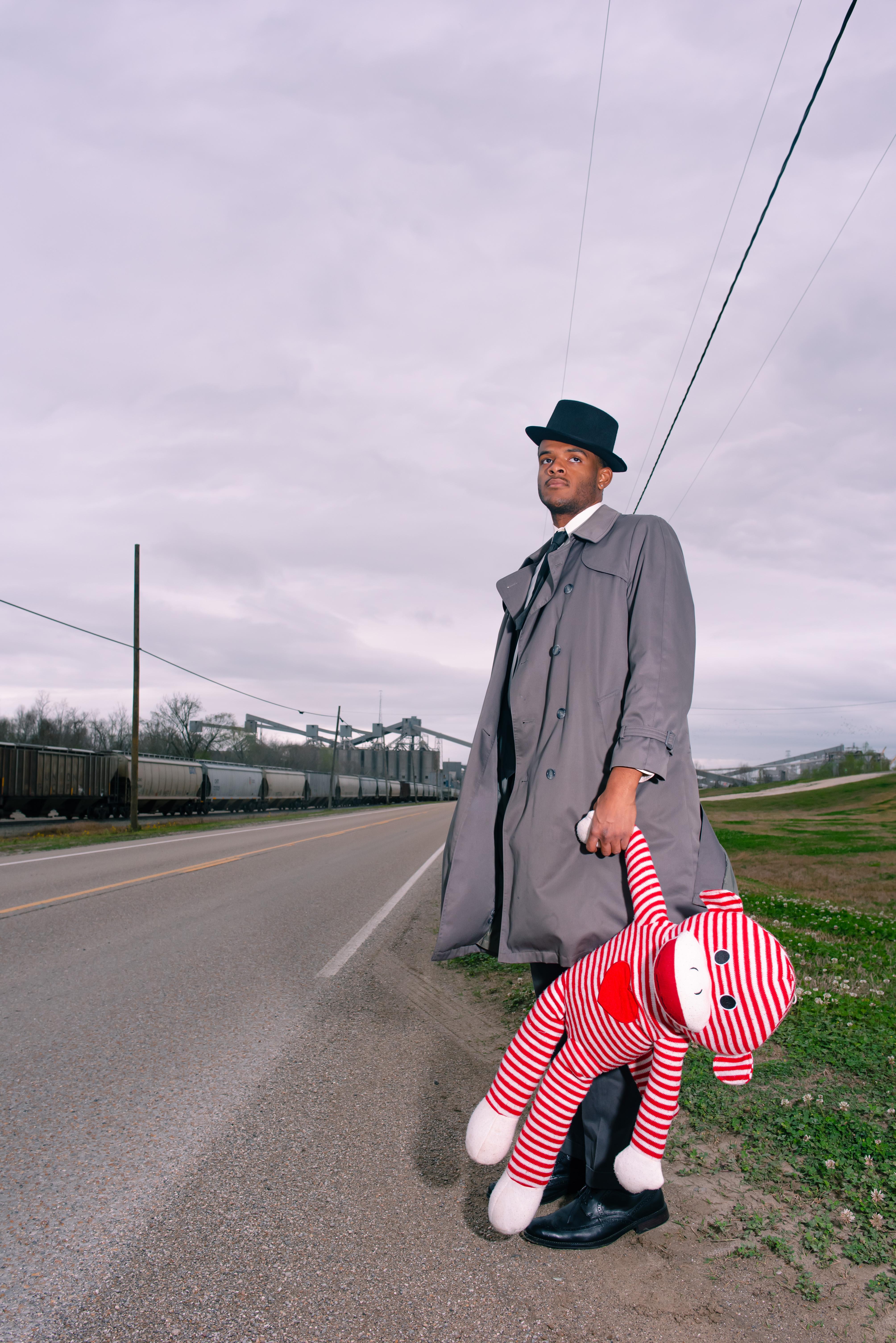 Figurative Photograph de Trenity Thomas - Buscando en
