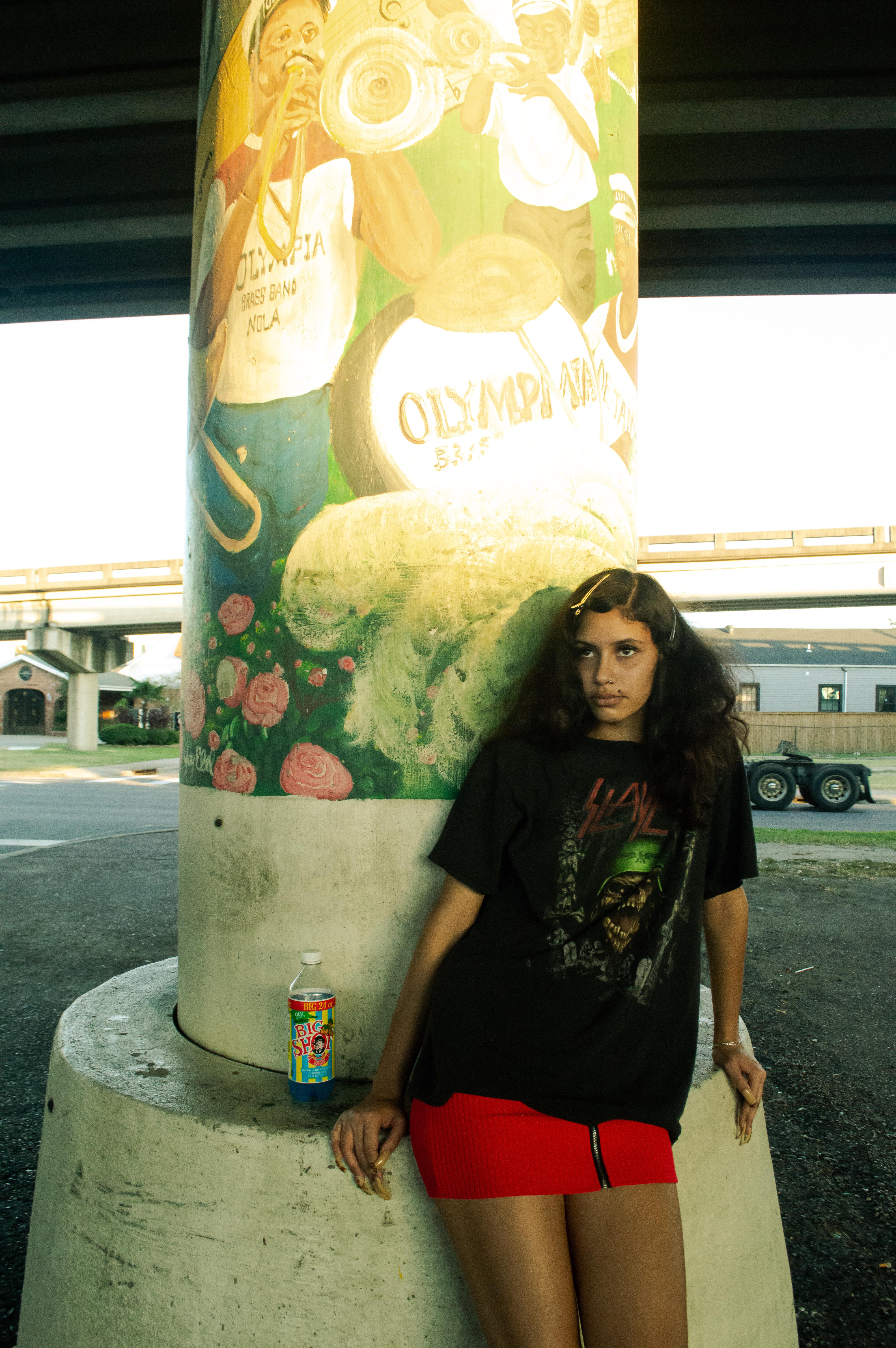Trenity Thomas Figurative Photograph – Großer Schuh mit Riemen