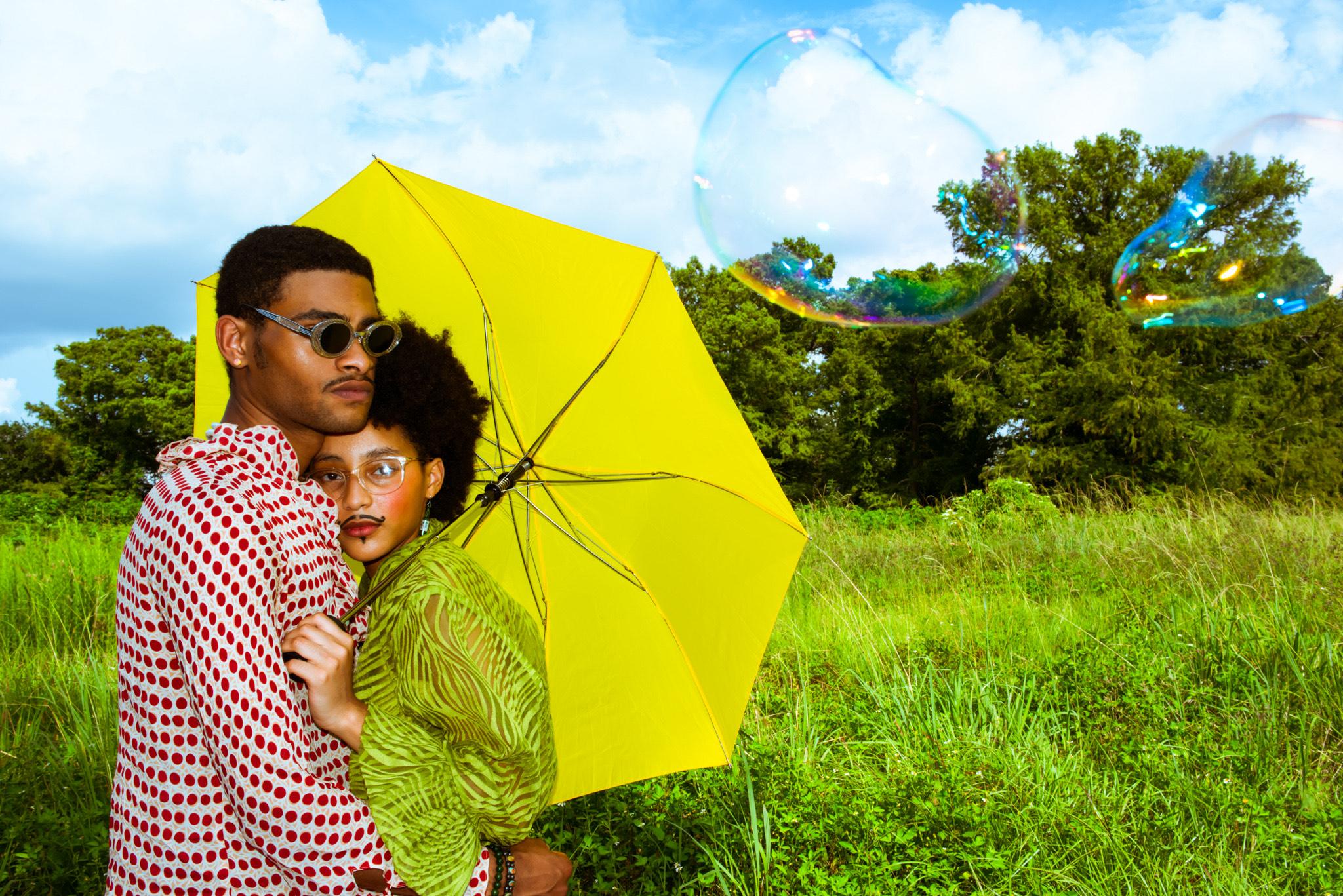 Trenity Thomas Figurative Photograph – Skurril und skurril