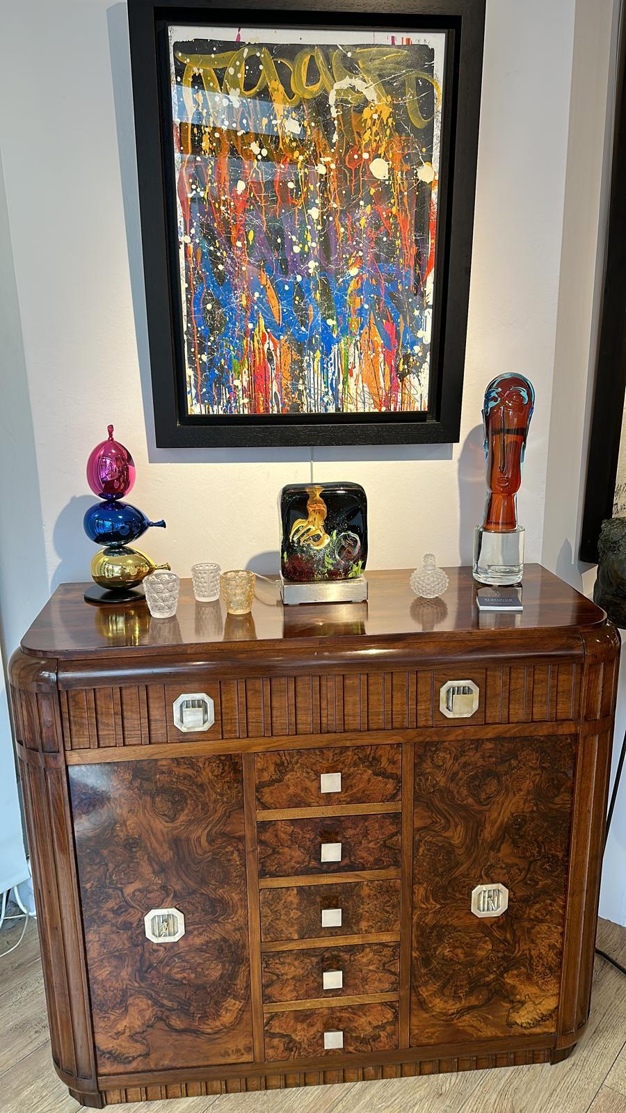 Très beau buffet Art-Déco en acajou et loupe d'amboine
2 portes + 2 grands tiroirs + 5 petits tiroirs en hauteur
Poignées en bronze