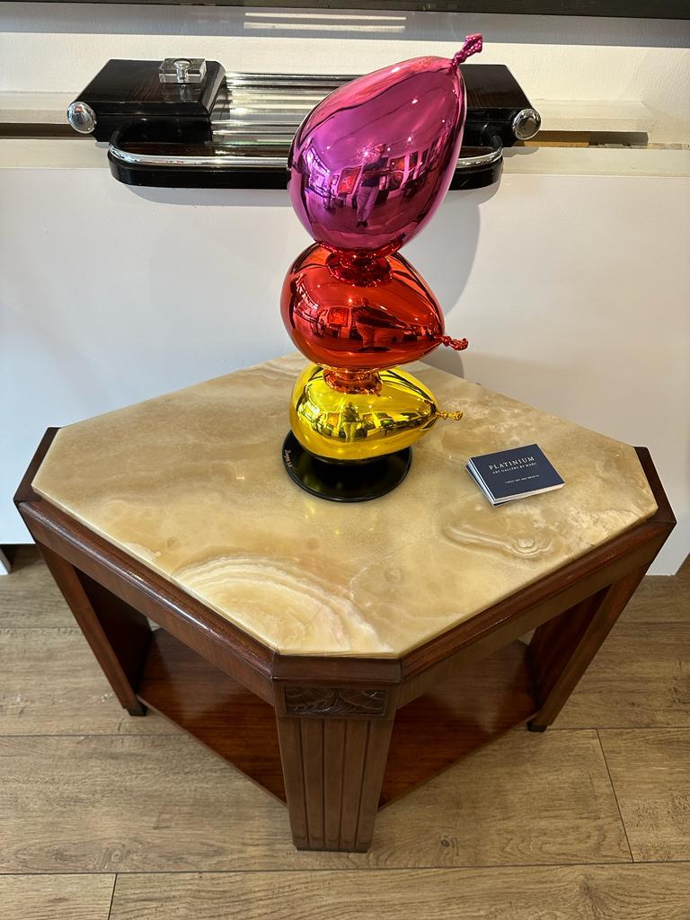 Très belle table d'appoint octogonale en palissandre et plateau Onyx
Très belle marquèterie sur les angles
2 plateaux, l'un en palissandre, l'autre en Onyx