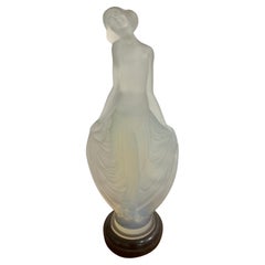 Très belle et rare Statuette "Femme drapée" en verre opalescent signée "Etling"