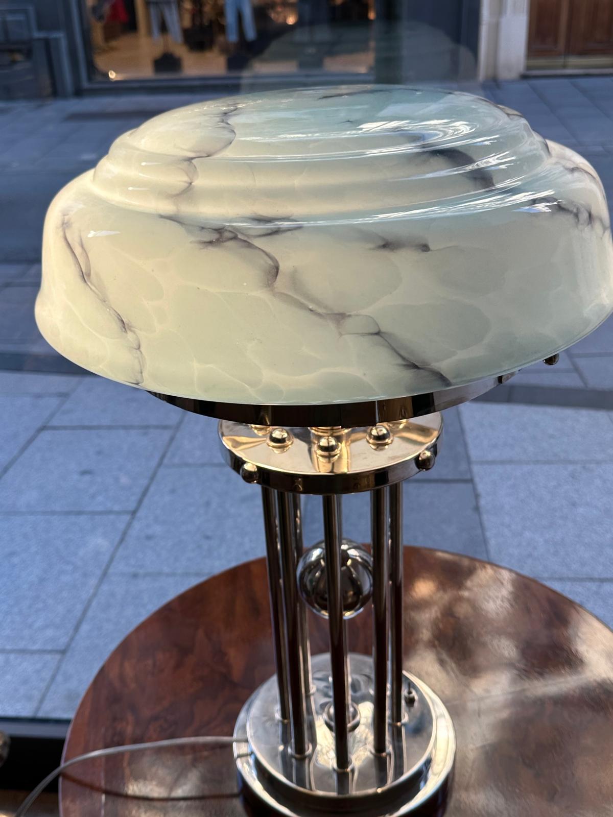 Très belle lampe de table d'époque Art Déco
Abat-jour d'une couleur ivoire marbrée
Pieds et socle chromés