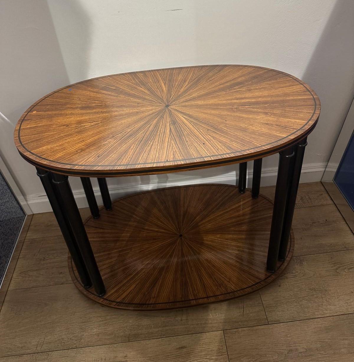 Très belle table à thé de forme ovale de Maurice Dufrêne
Période Art-Déco
Plateaux en placage de zébra
Pieds en bois noirci
Très bel état
