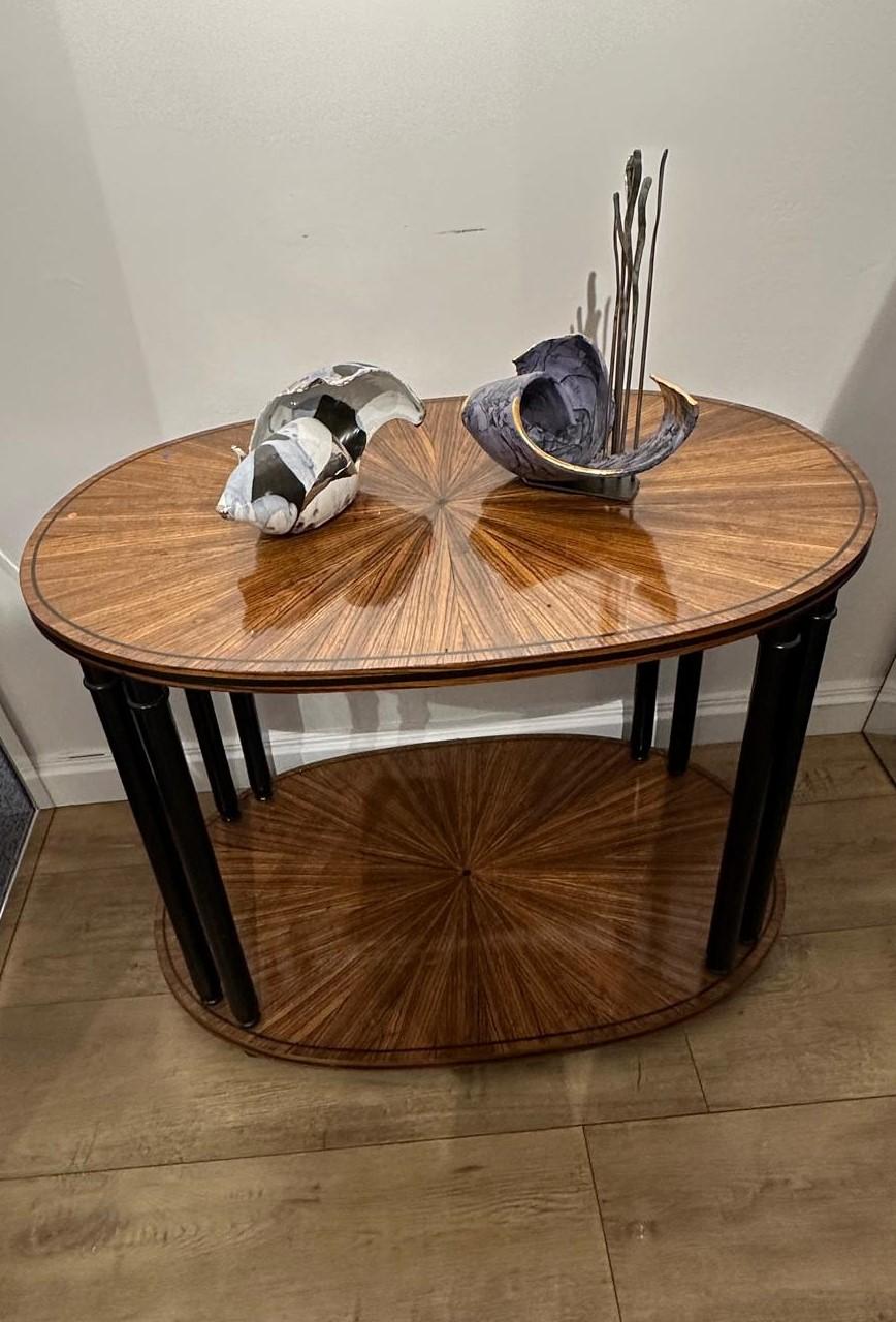 Varnished Très belle table à thé Art-Déco en placage de zébra - Maurice Dufrêne For Sale