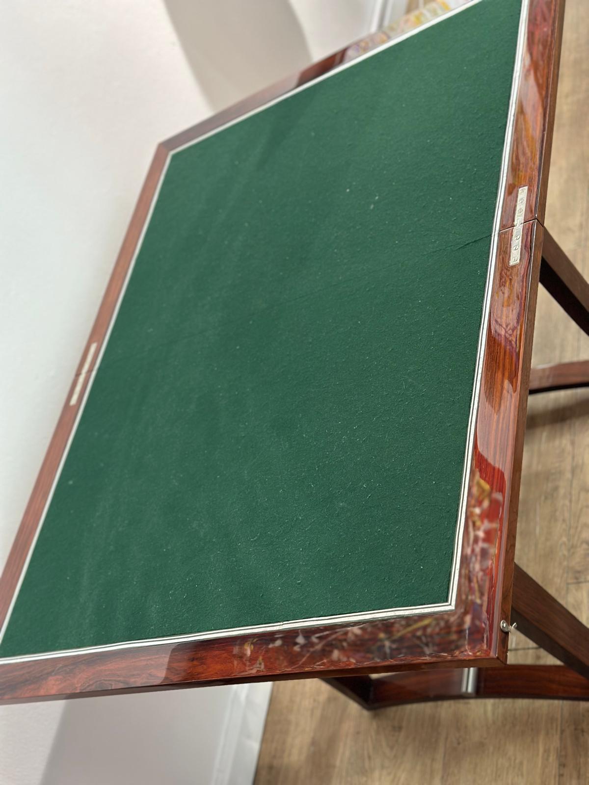 Très belle table de jeu en palissandre
Pieds et barre chromés
Dimensions de la table avec plateau plié : 55 x 85