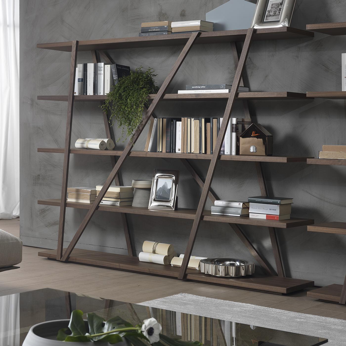 This dynamic and elegant design by Norberto Delfinetti and Monica Bernasconi is part of the Tres collection and features a vertical and diagonal structure in aluminum, veneered in Canaletto walnut and five wooden shelves with a Canaletto walnut