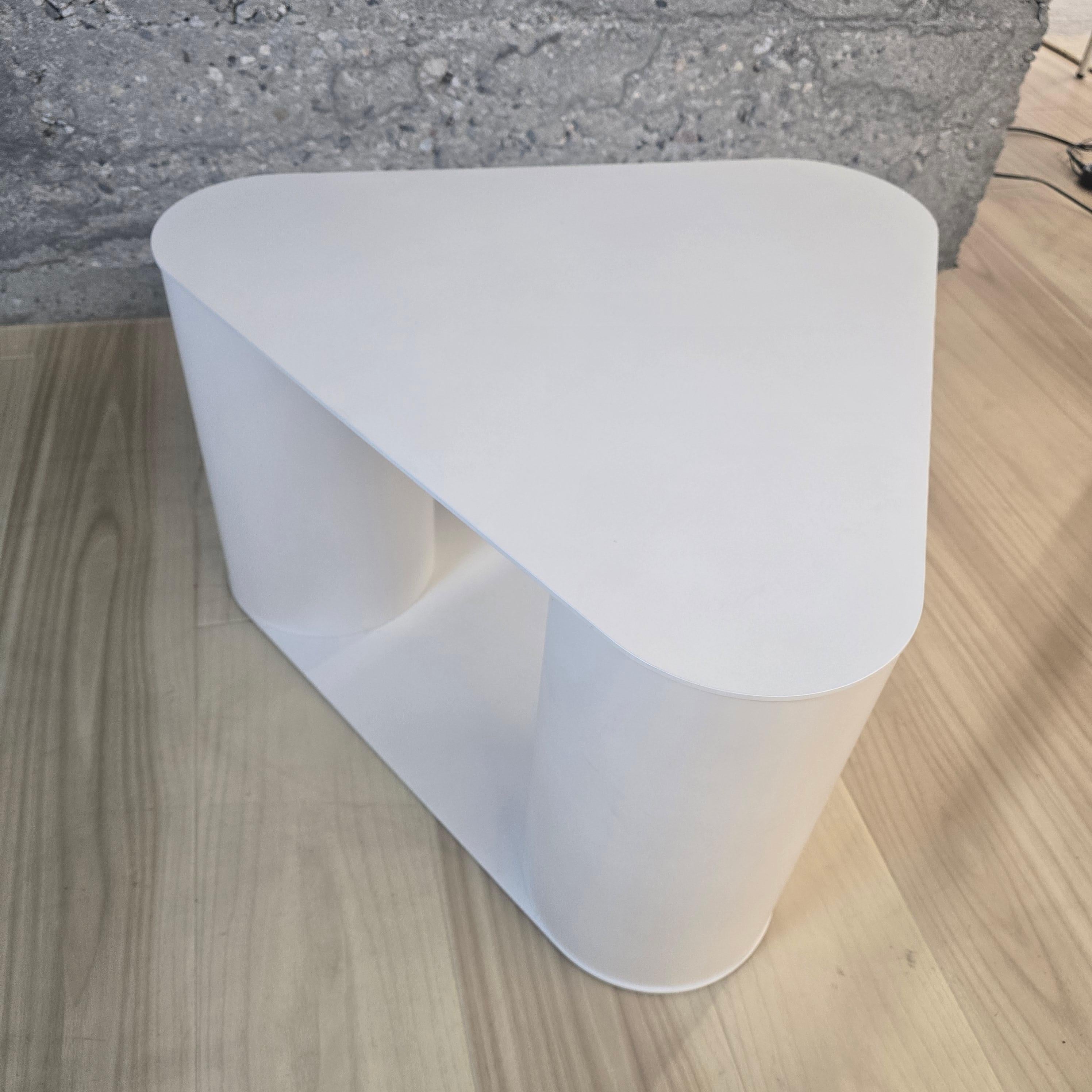 La table basse Tres est le premier projet conçu par Mut Design/One, duo créatif de Valence, pour Saba.

La collection se caractérise par deux surfaces triangulaires aux bords arrondis, distancées par trois cylindres de soutien. 

Les volumes