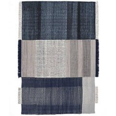 Tapis bleu de la collection Tres, tissé à la main en laine et feutre de Nani Marquina, moyen