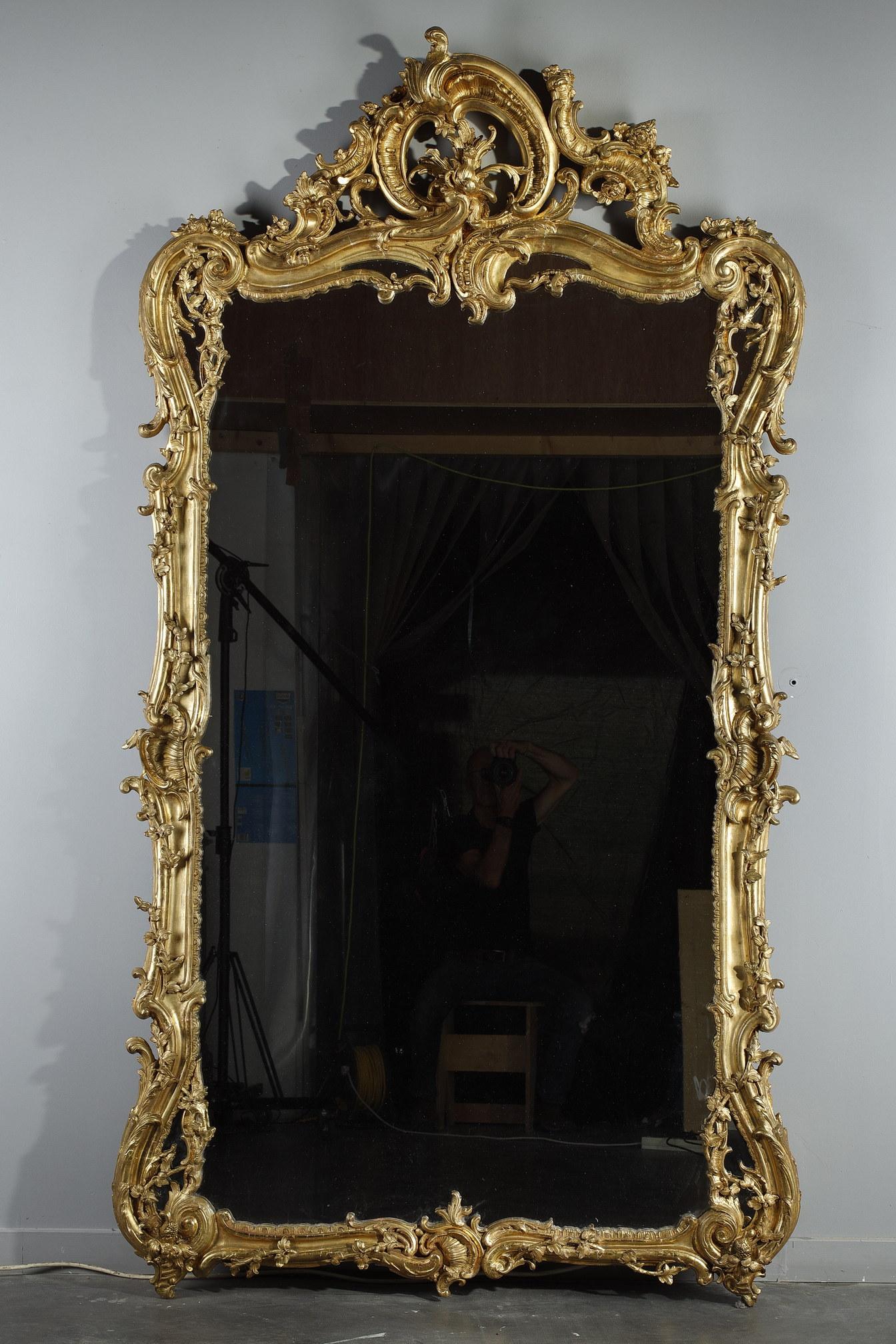 Very large Louis XV Style mirror with Rocaille decoration 11
