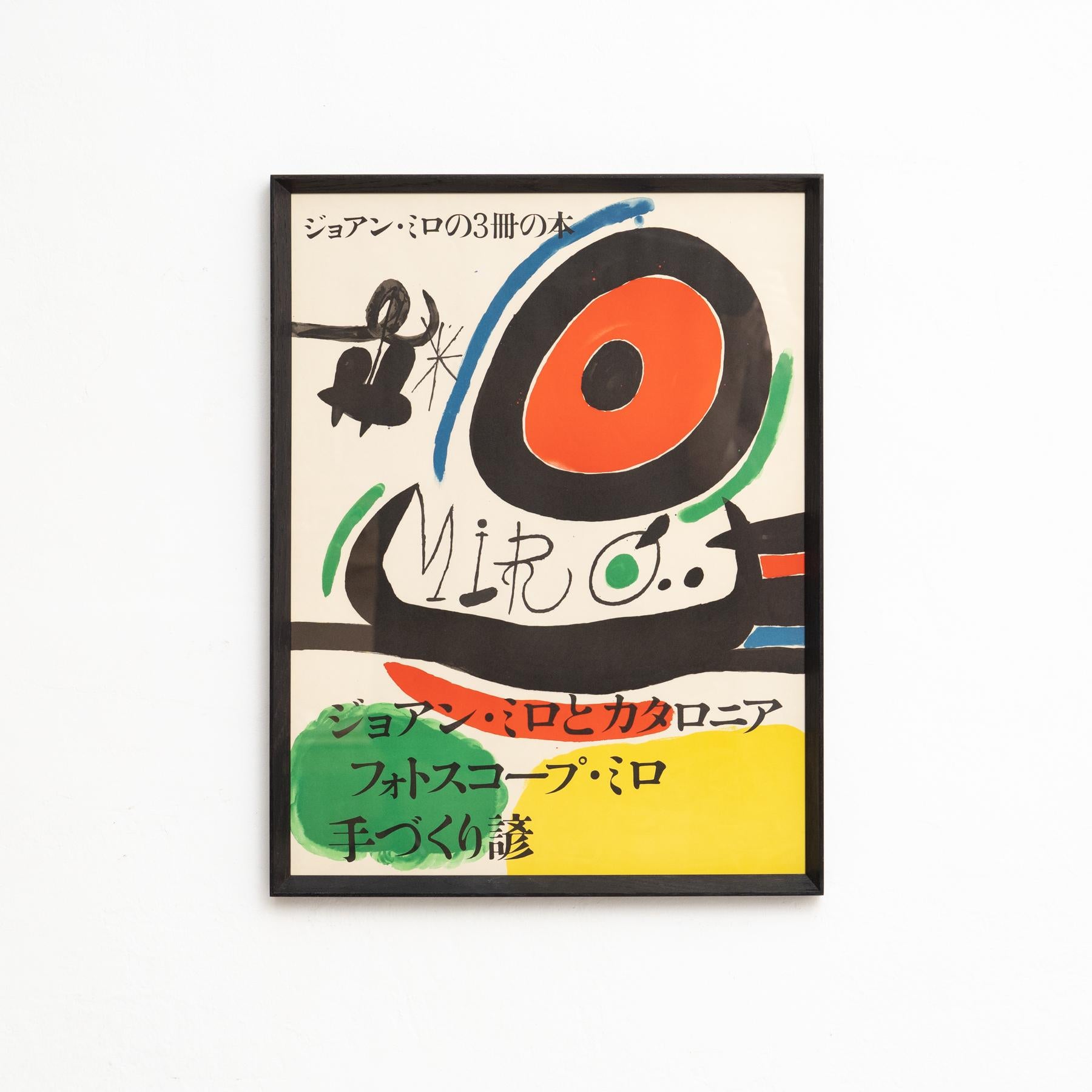 Questo poster originale, creato nel 1970, commemora la presentazione di tre opere significative dedicate a Joan Miró: Miró i Catalunya, Miró Fotocosp e Mà de Proverbis. Ogni libro esplora diversi aspetti della vita e della filosofia creativa